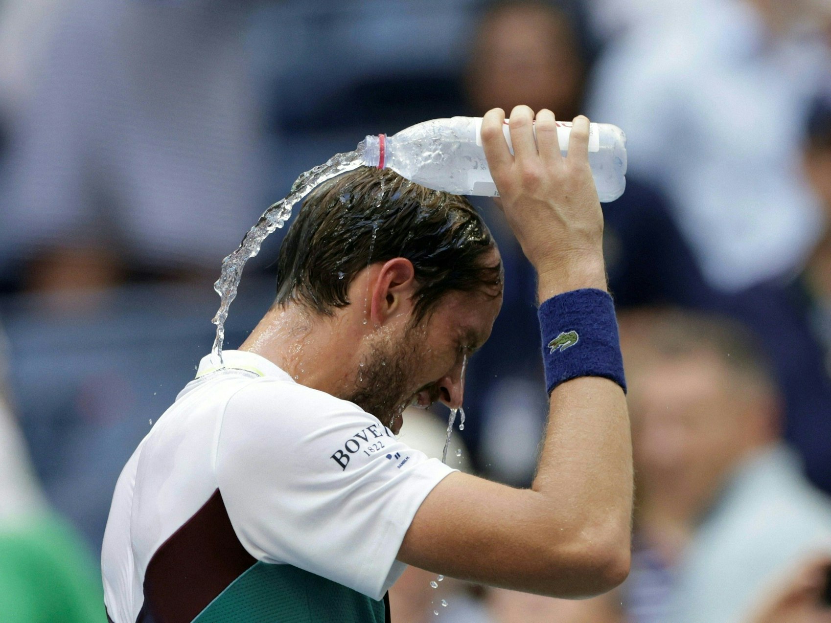 Daniil Medwedew schüttet sich nach seinem Viertelfinal-Sieg über Andrej Rublew Wasser über den Kopf.