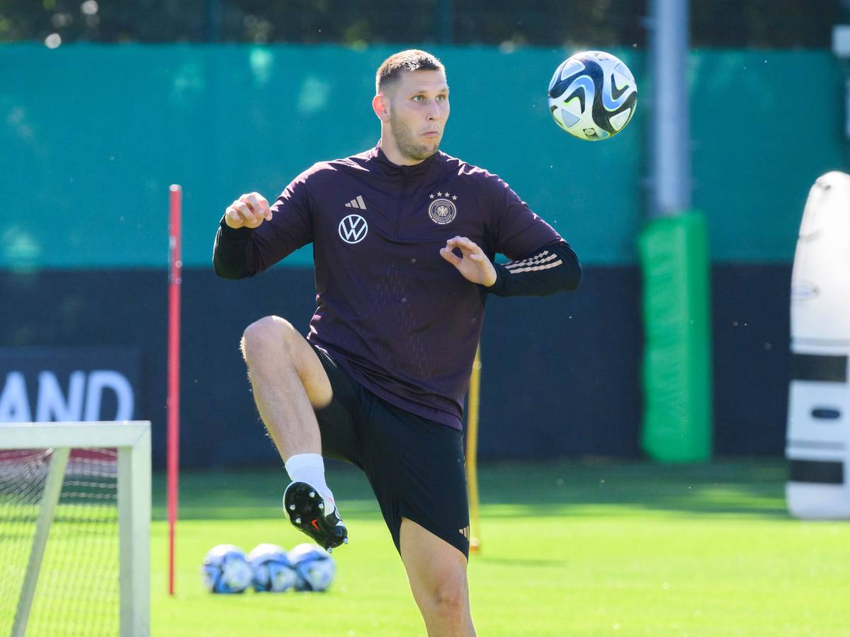 Niklas nimmt im DFB-Training einen Ball an.
