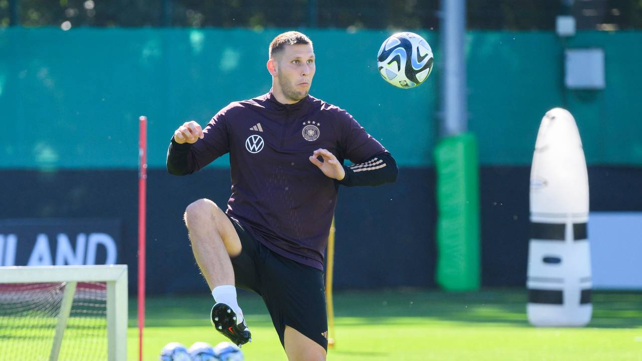 Nationalspieler Niklas Süle steht auf dem Trainingsplatz.
