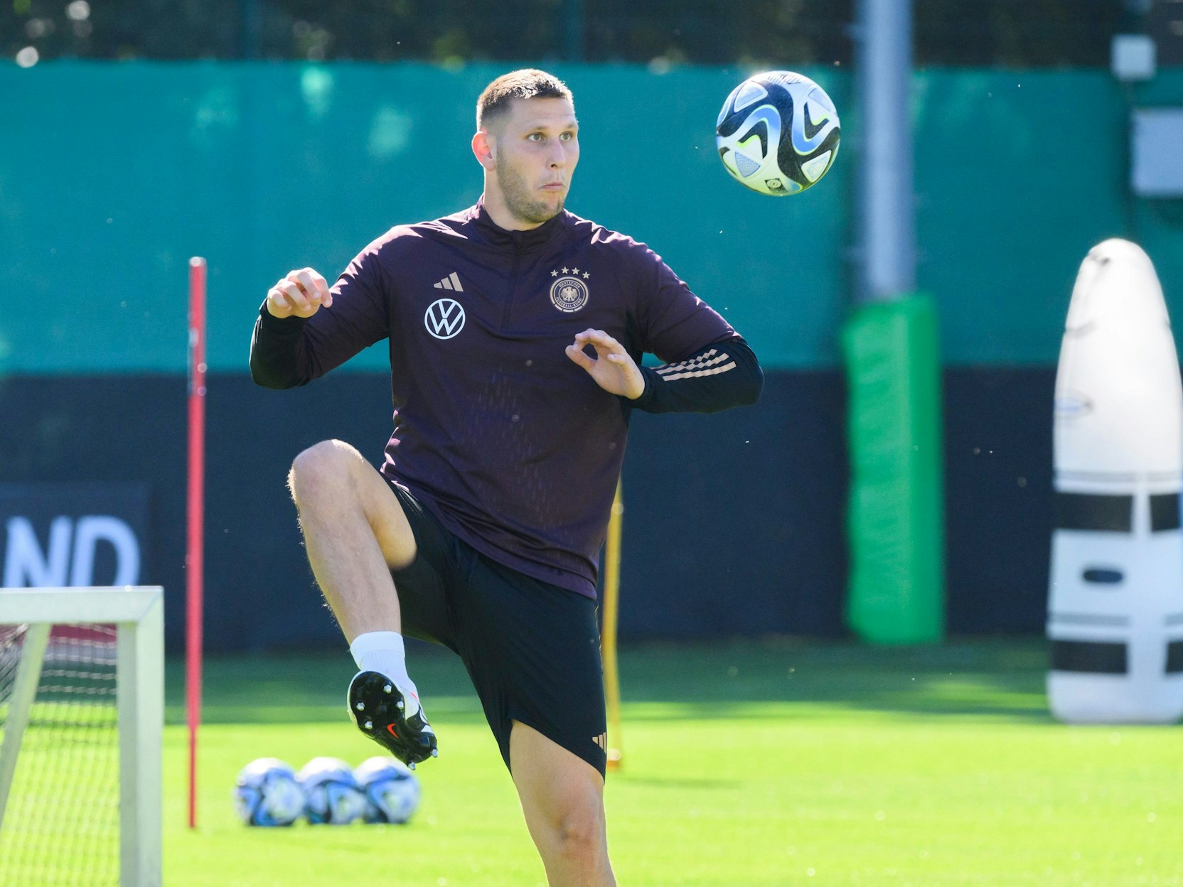 Nationalspieler Niklas Süle steht auf dem Trainingsplatz.