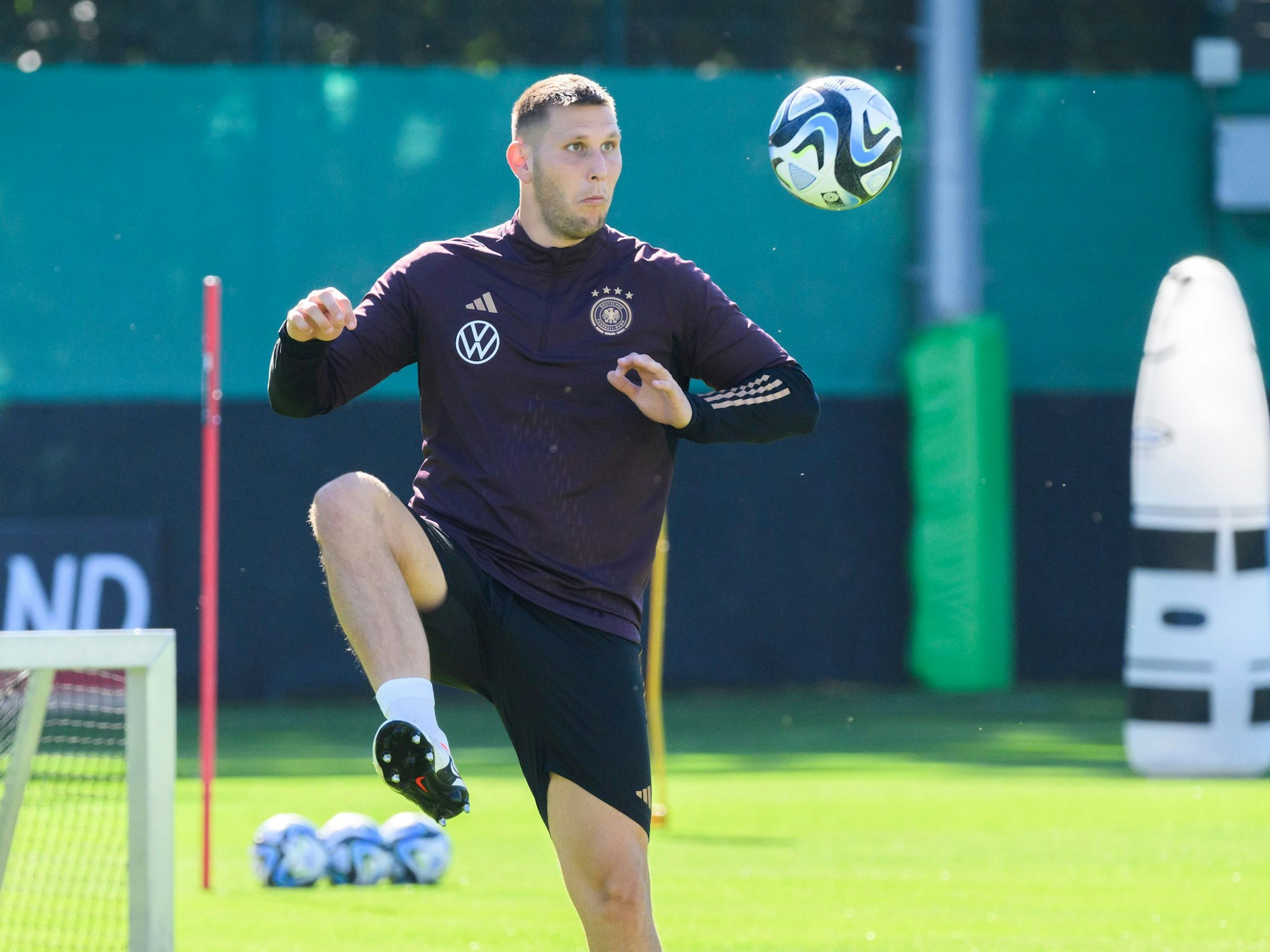 Nationalspieler Niklas Süle steht auf dem Trainingsplatz.