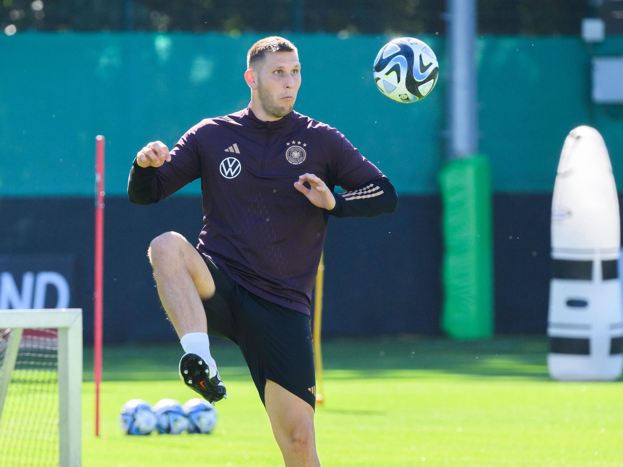 Niklas nimmt im DFB-Training einen Ball an.