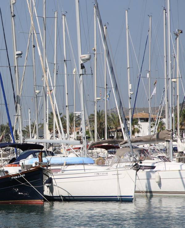 Im Jachthafen von Alcúdia liegen die Segelboote bis zur nächsten Ausfahrt vor Anker.
