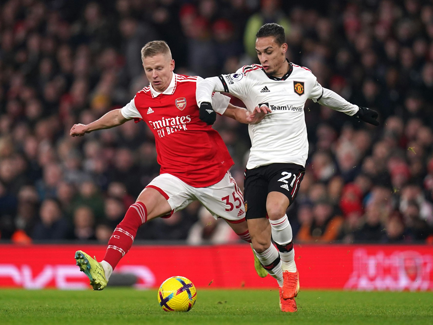 Antony (r) von Manchester United im Zweikampf mit Arsenals Oleksandr Zinchenko (l). Das Foto entstand beim Spiel zwischen Arsenal und Manchester United am 22. Januar 2023.