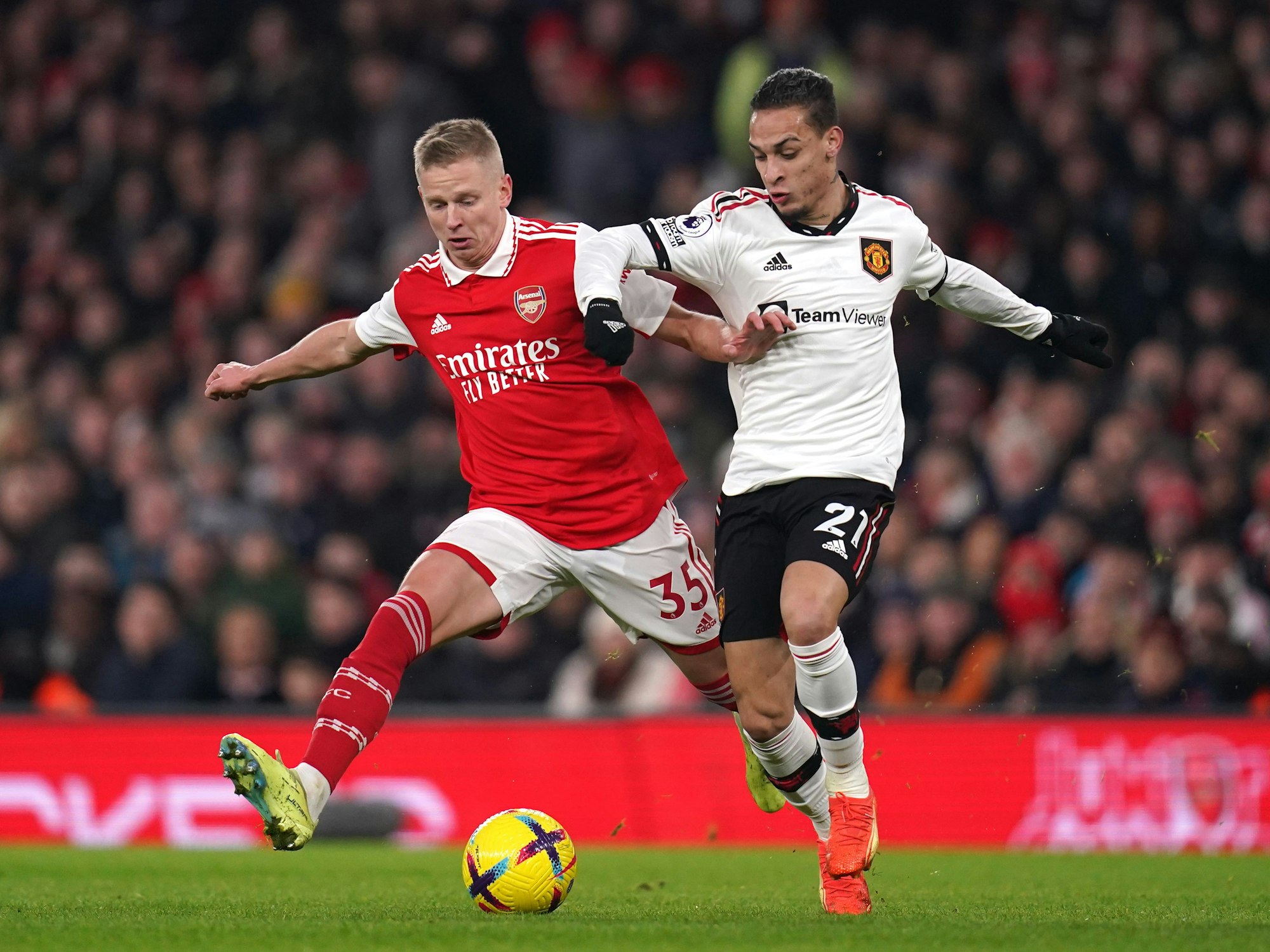 Antony (r) von Manchester United im Zweikampf mit Arsenals Oleksandr Zinchenko (l). Das Foto entstand beim Spiel zwischen Arsenal und Manchester United am 22. Januar 2023.