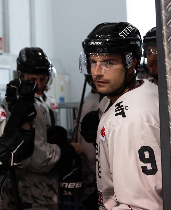 Die Spieler der Kölner Haie warten, bevor sie gegen die Düsseldorfer EG aufs Eisgehen dürfen.
