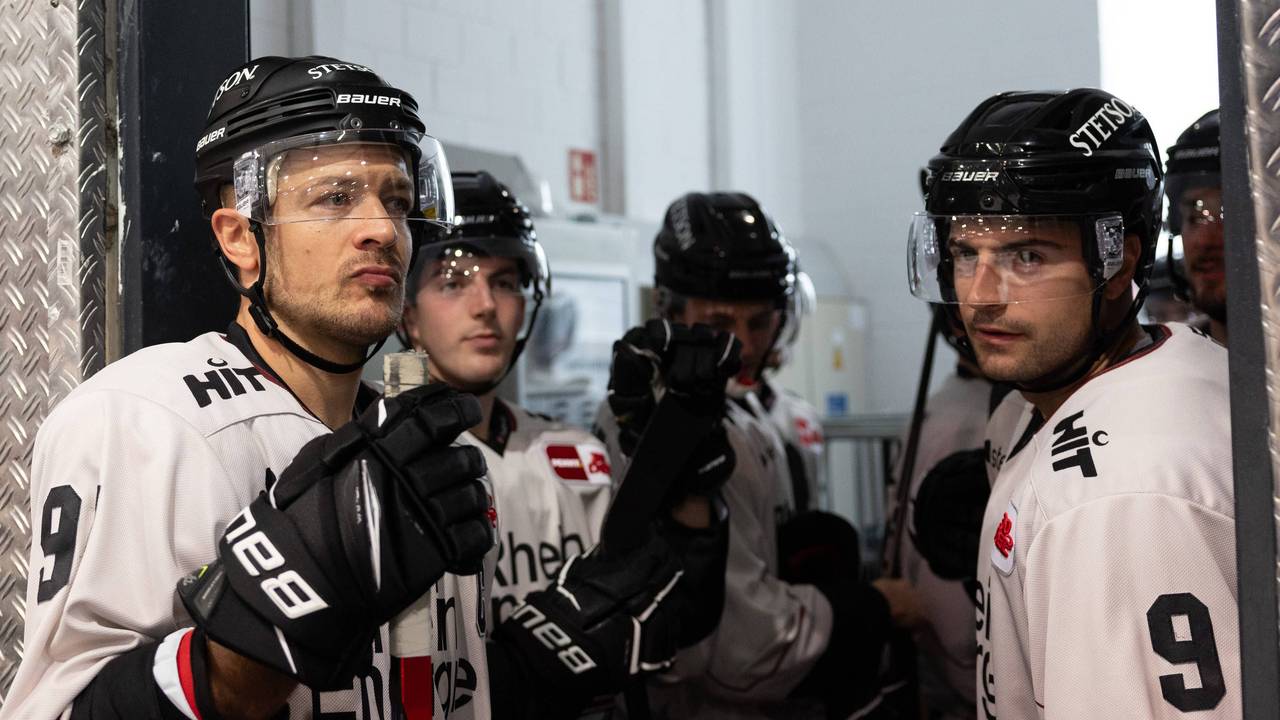 Die Spieler der Kölner Haie warten, bevor sie gegen die Düsseldorfer EG aufs Eisgehen dürfen.