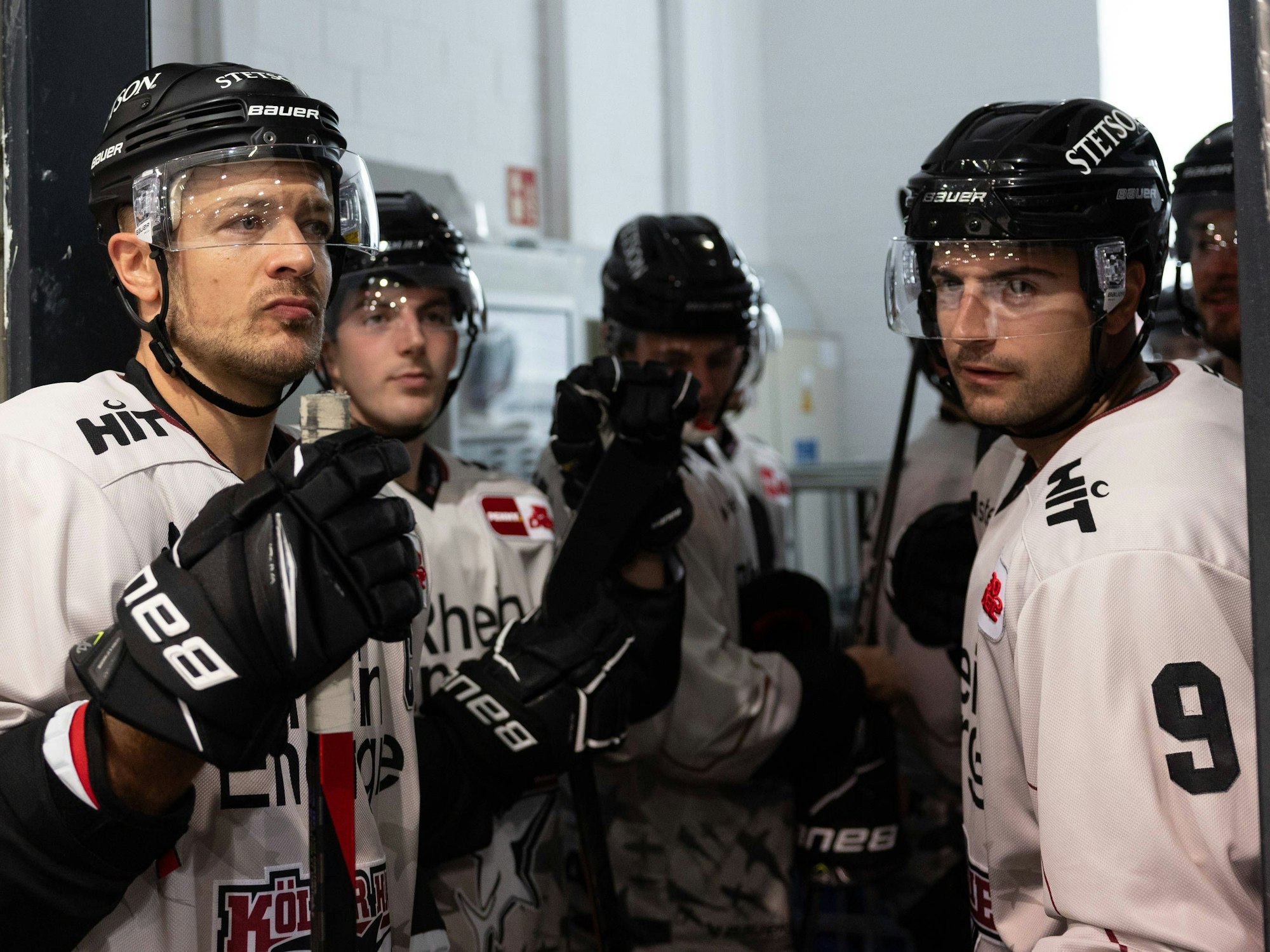 Die Spieler der Kölner Haie warten, bevor sie gegen die Düsseldorfer EG aufs Eisgehen dürfen.