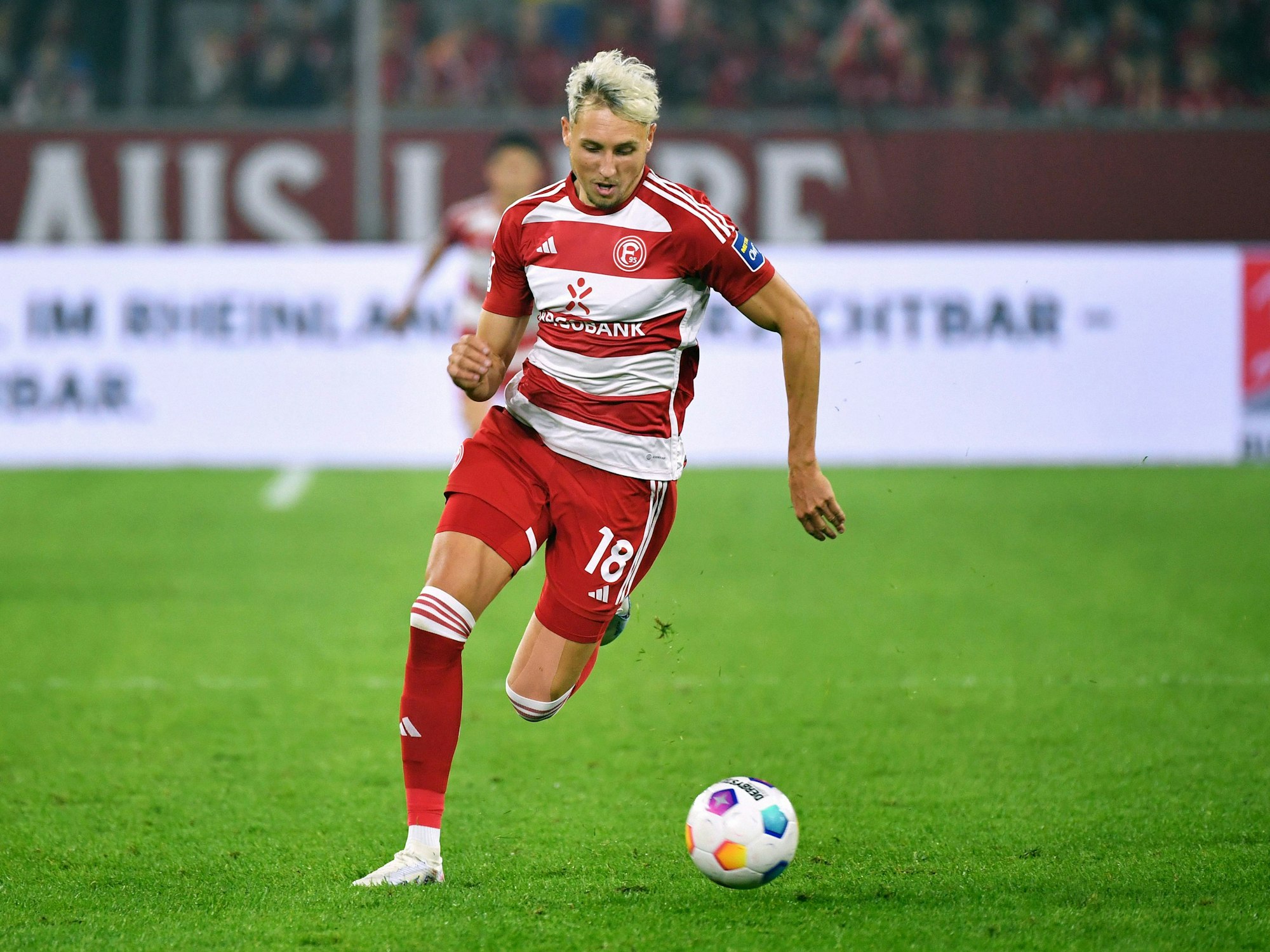 Fortuna Düsseldorfs Jona Niemiec führt den Ball.