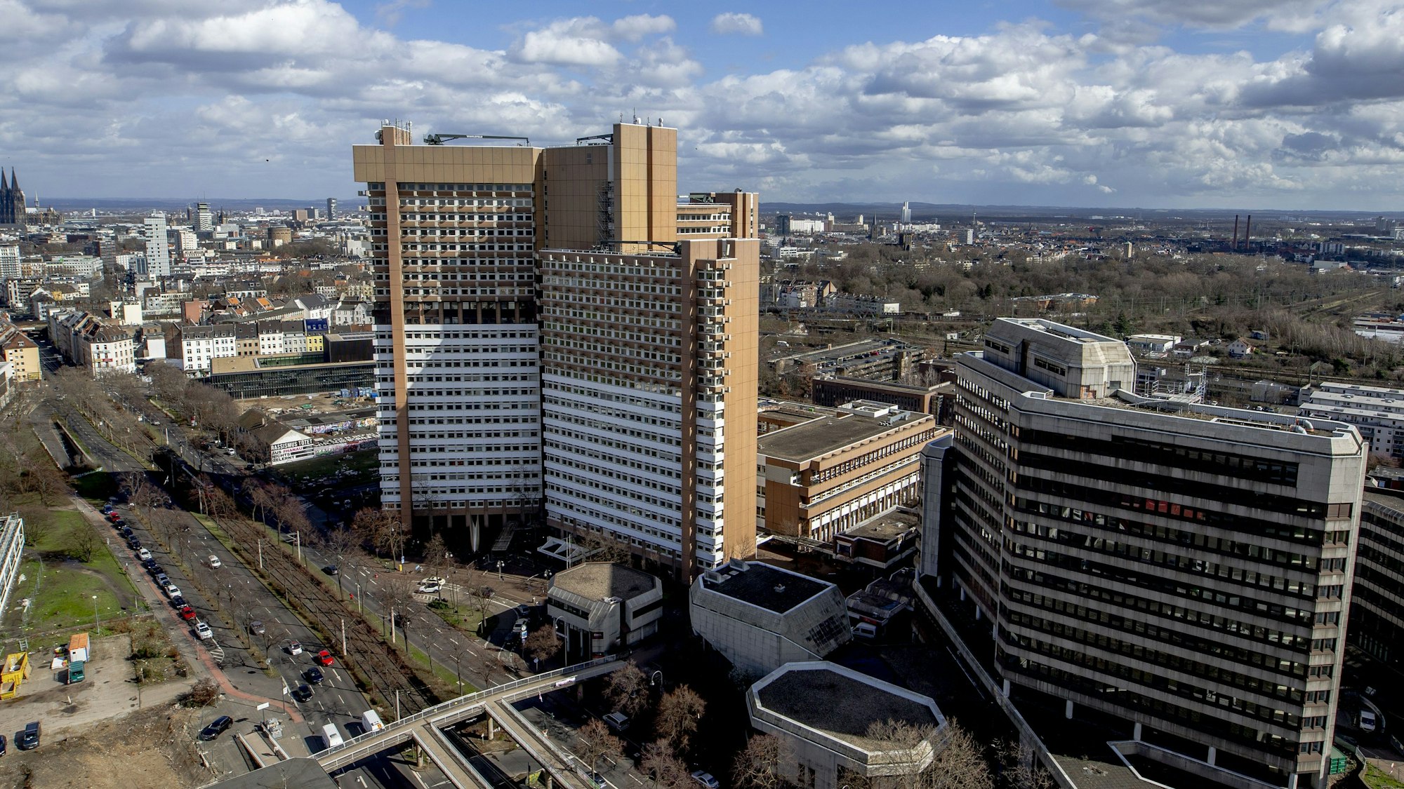 Blick aus der Luft auf das Justizzentrum Köln mit dem Amtsgericht und dem Landgericht und das ehemalige Gebäude der Arbeitsagentur (Agentur für Arbeit) in Köln.