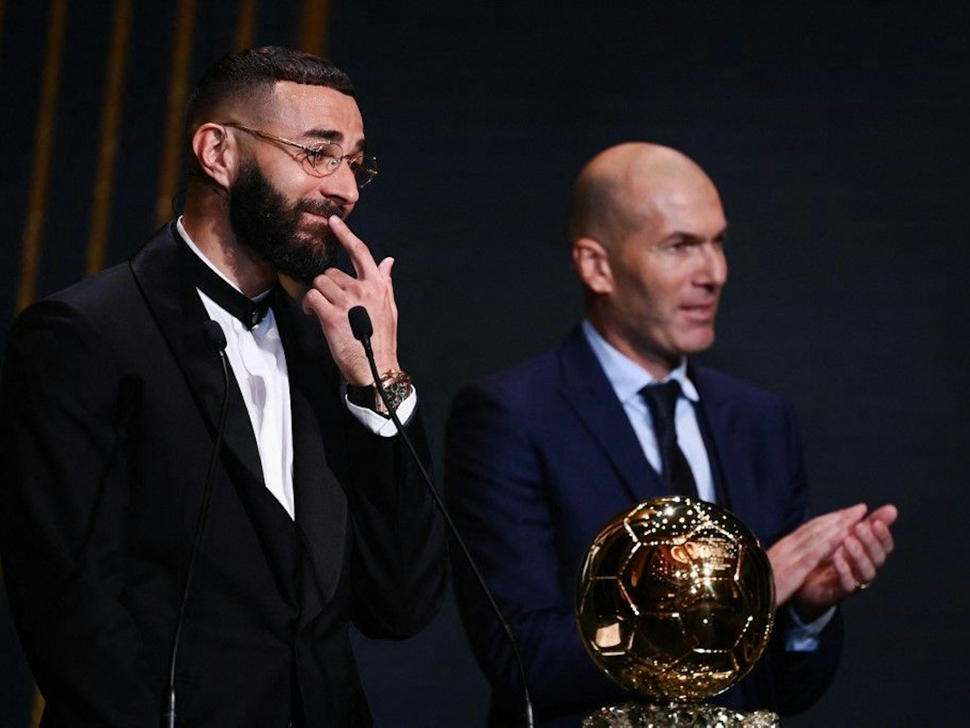 Karim Benzema (L) und Zinedine Zidane bei der Zeremonie zur Vergabe des Ballon d'or.