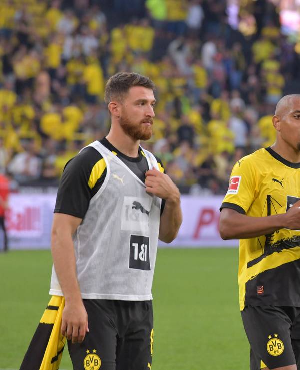 Die Dortmunder Salih Özcan, Donyell Malen, Sebastien Haller und Thorgan Hazard stehen im Signal-Iduna-Park.