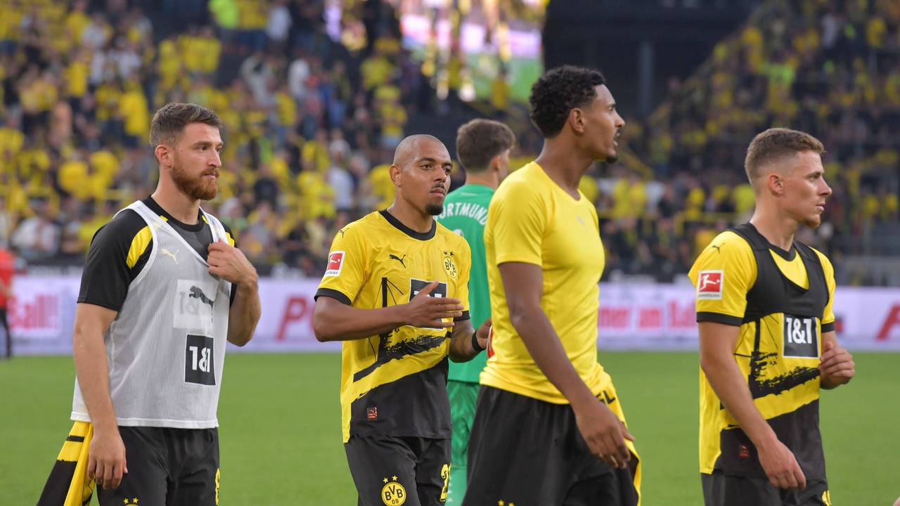 Die Dortmunder Salih Özcan, Donyell Malen, Sebastien Haller und Thorgan Hazard stehen im Signal-Iduna-Park.