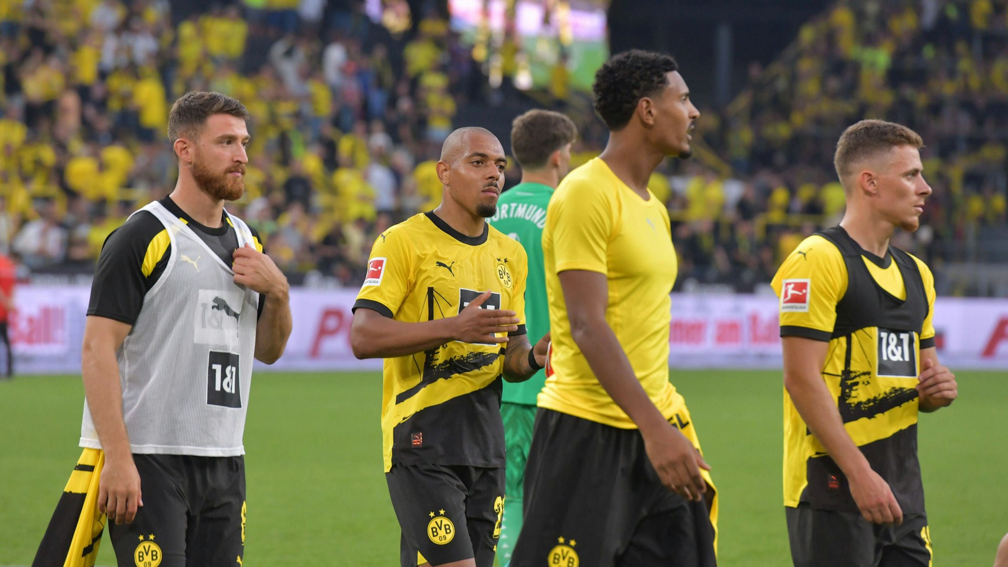 Die Dortmunder Salih Özcan, Donyell Malen, Sebastien Haller und Thorgan Hazard stehen im Signal-Iduna-Park.