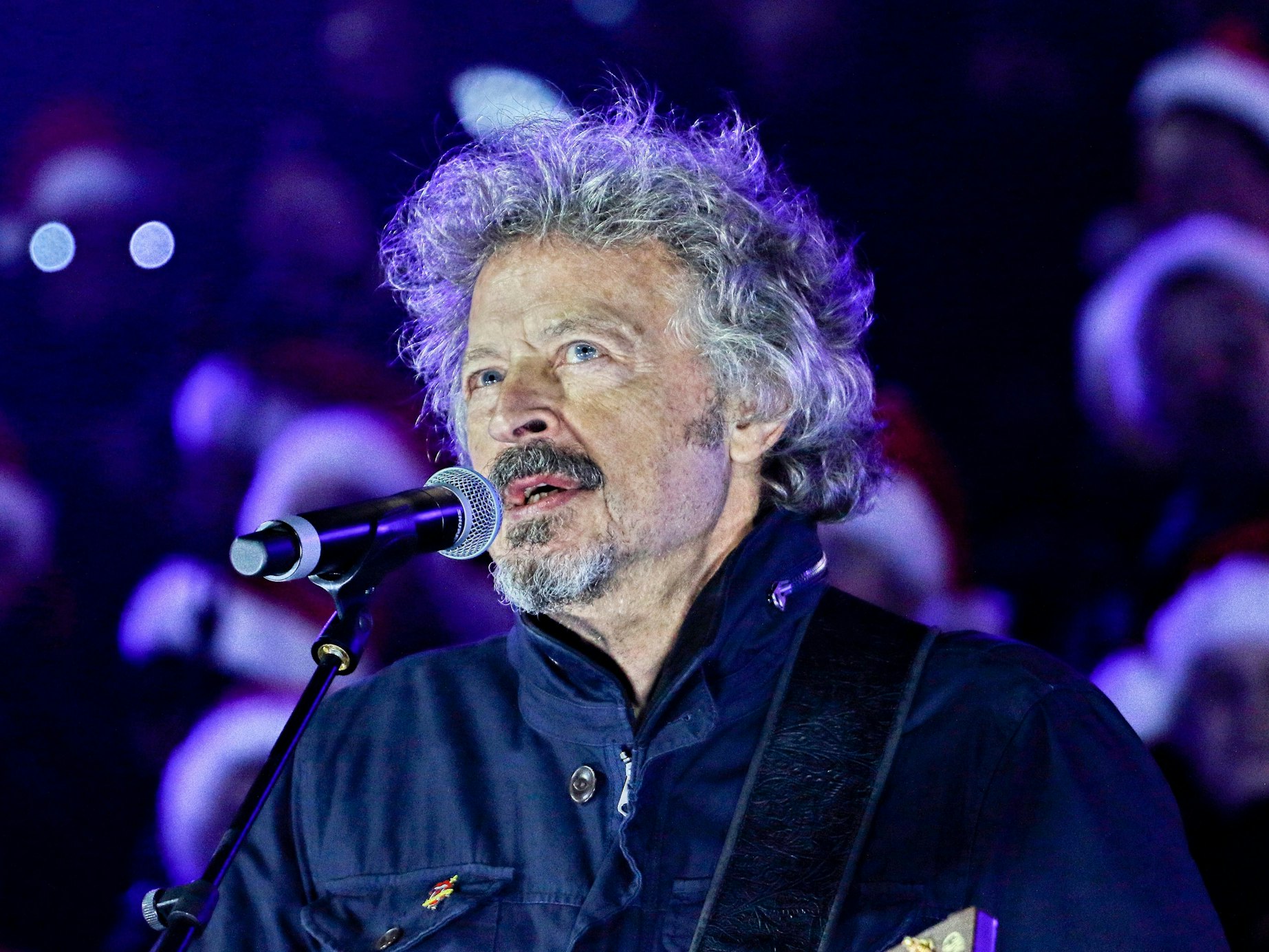 Der Musiker Wolfgang Niedecken steht auf der Bühne.