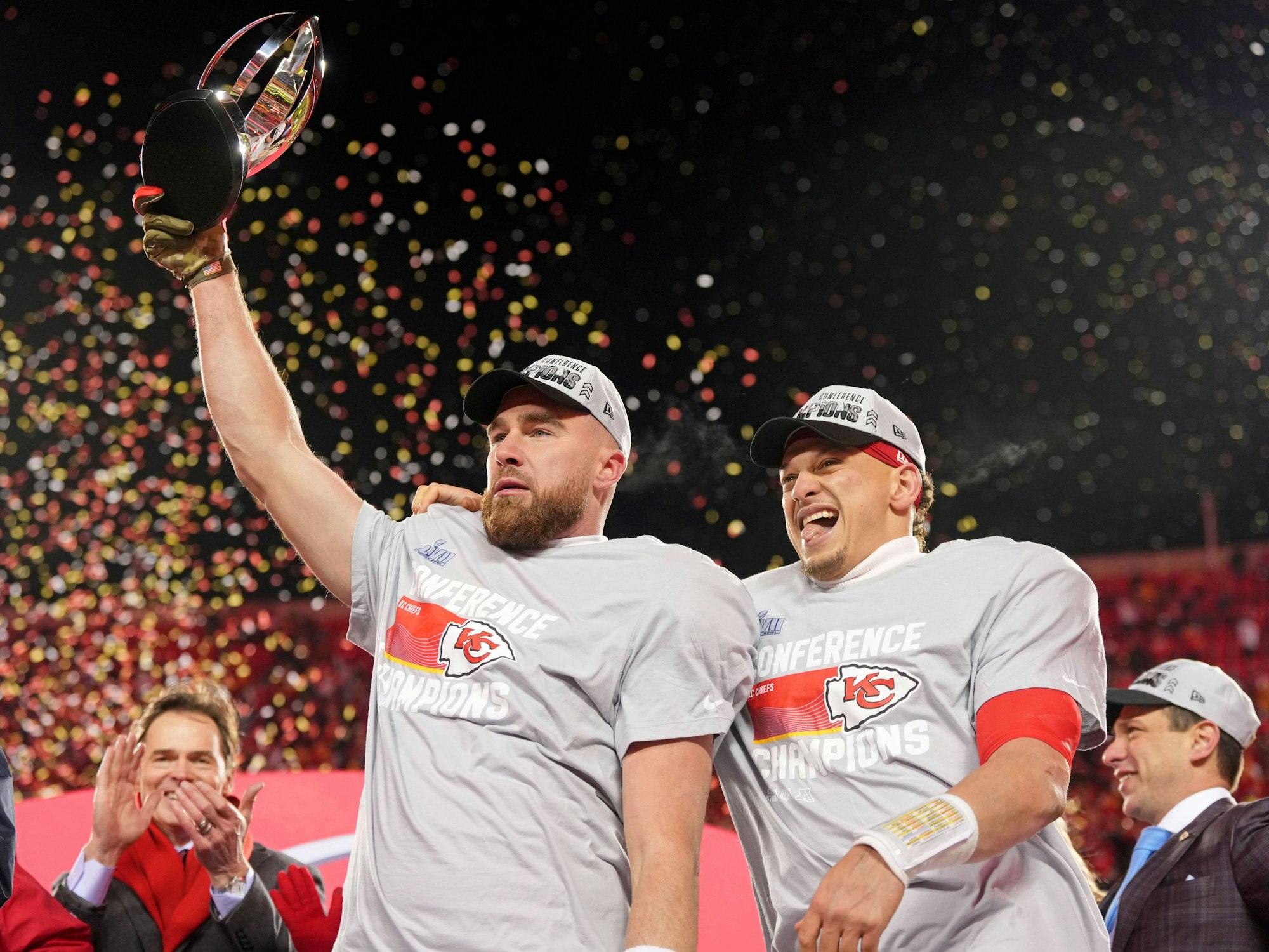 Die beiden Kansas City Chiefs Spieler Travis Kelce und Patrick Mahomes jubelt beim Sieg der AFC Championship gegen die Cincinnati Bengals. Das Foto entstand am 29. Januar 2023.