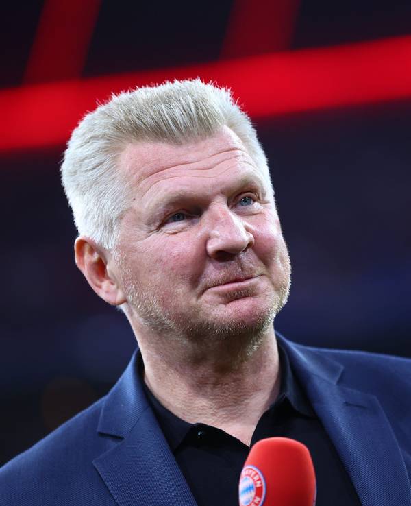 Der ehemalige Fußballprofi Stefan Effenberg steht vor dem Spiel im Stadion.