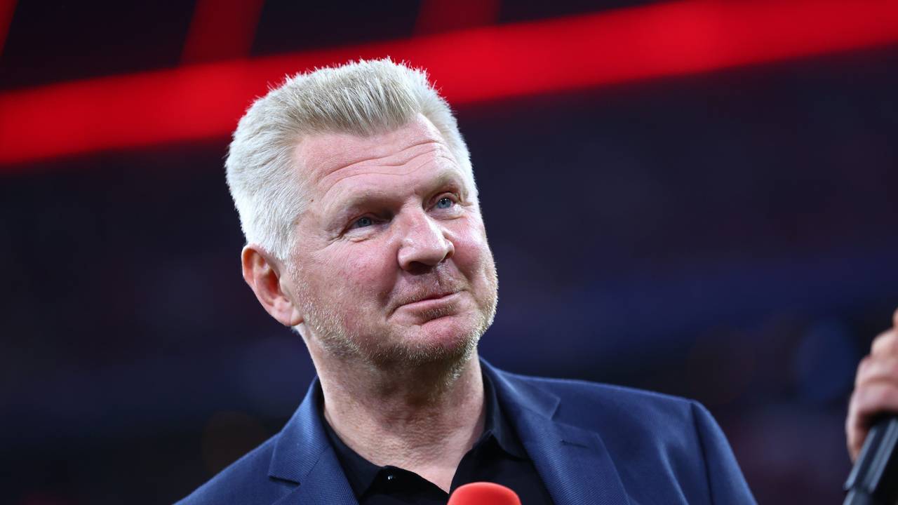 Der ehemalige Fußballprofi Stefan Effenberg steht vor dem Spiel im Stadion.