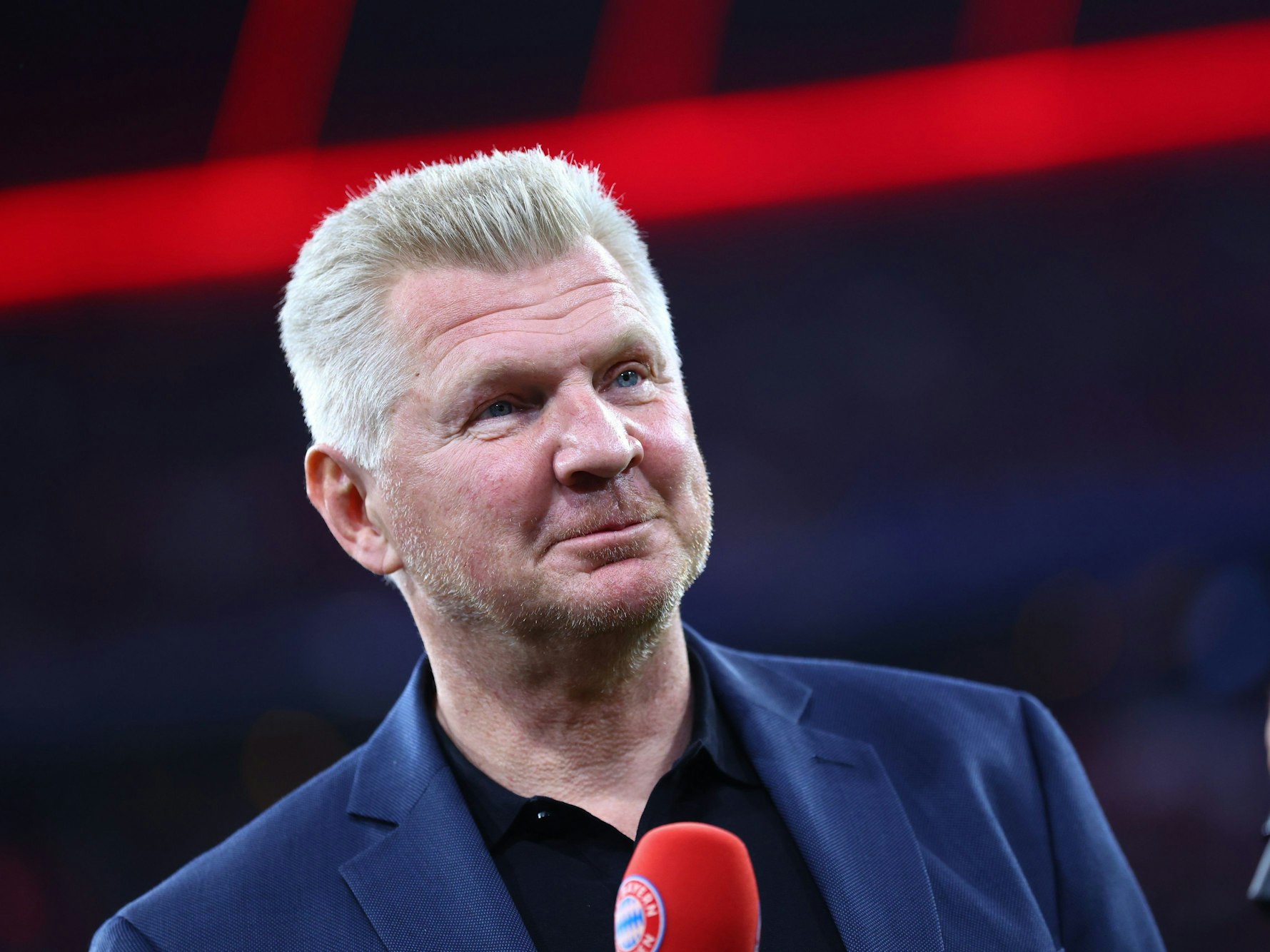 Der ehemalige Fußballprofi Stefan Effenberg steht vor dem Spiel im Stadion.
