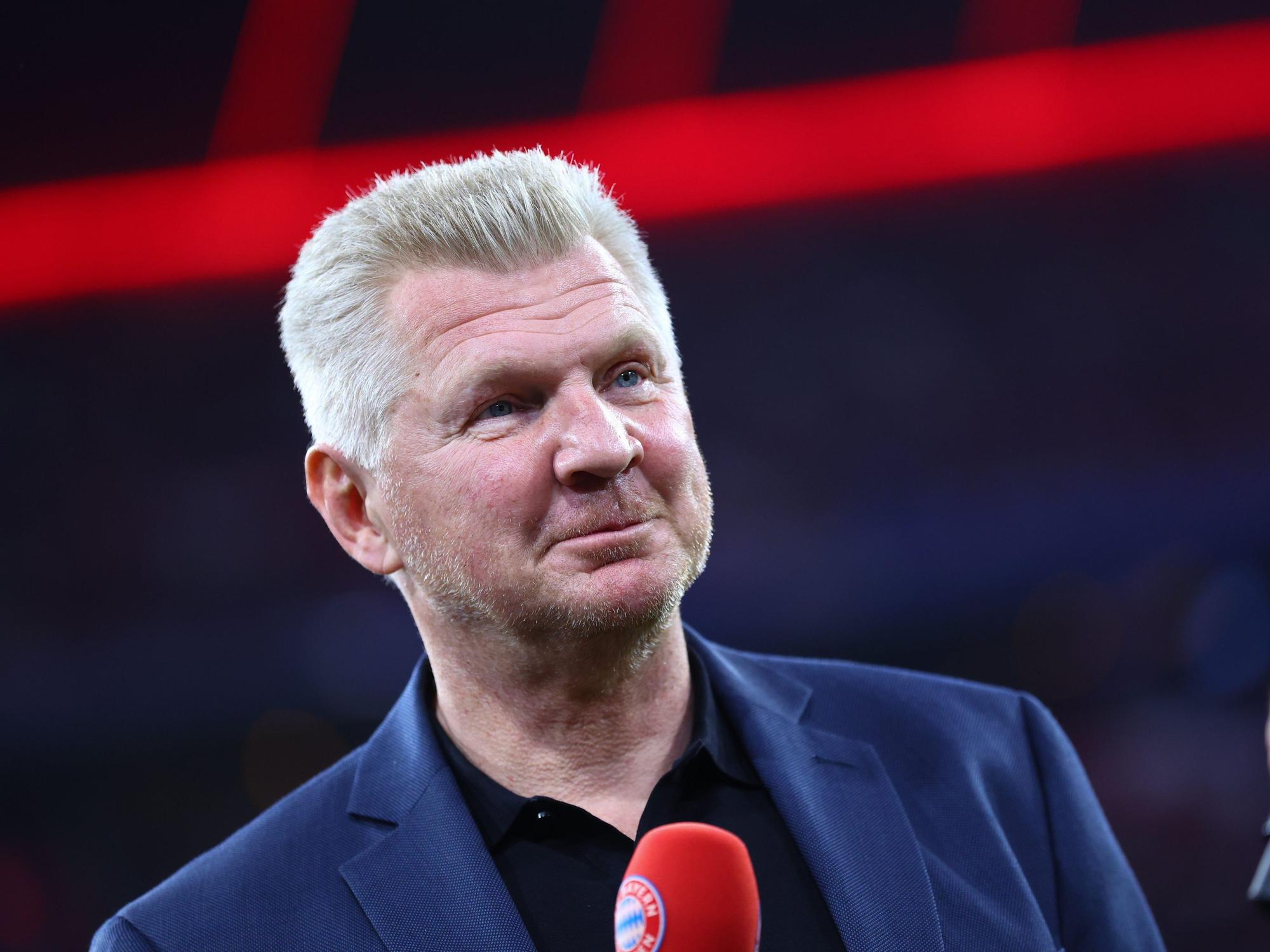 Der ehemalige Fußballprofi Stefan Effenberg steht vor dem Spiel im Stadion.