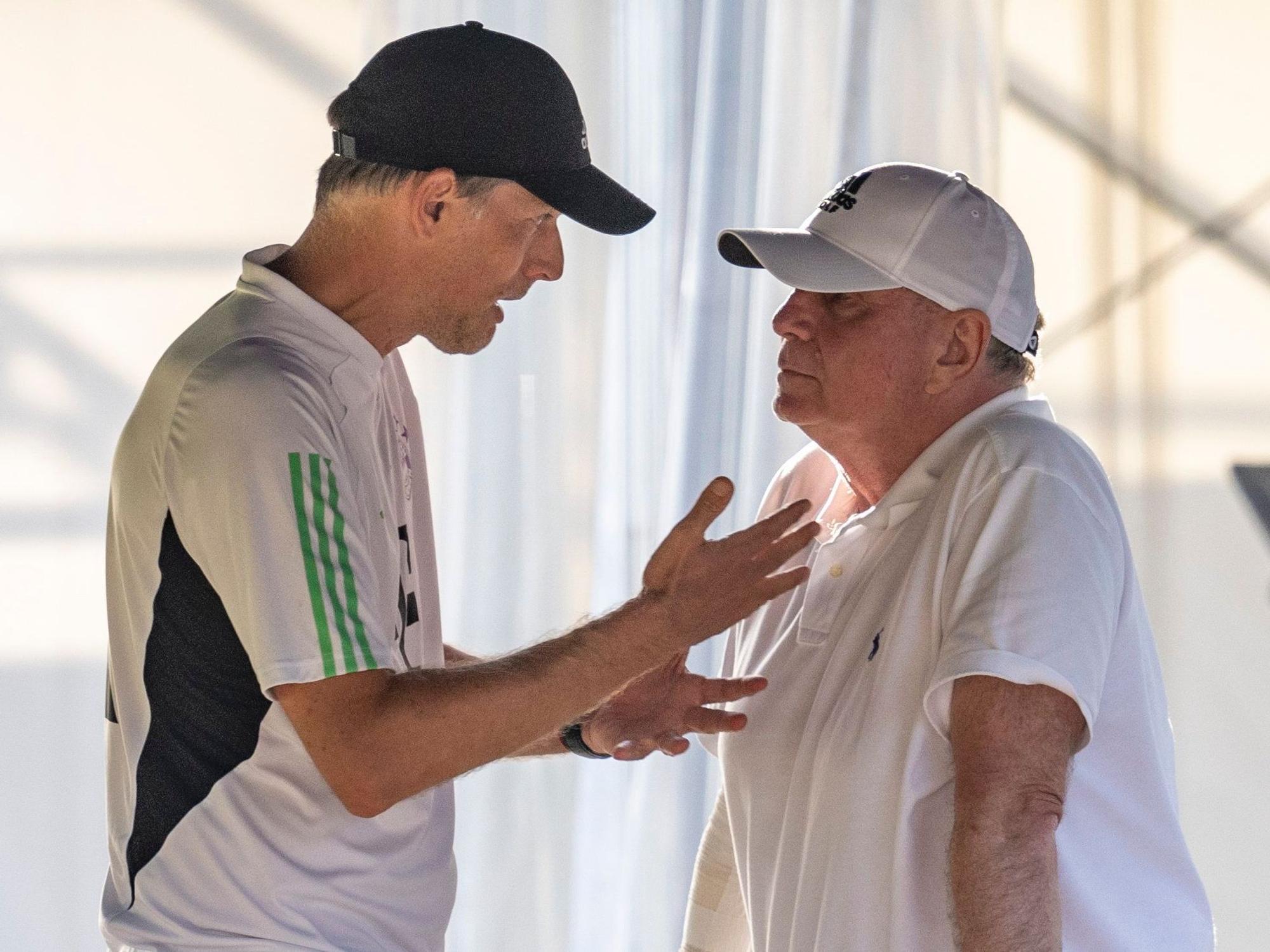 Bayerns Trainer Thomas Tuchel (l) spricht mit Ehrenpräsident Uli Hoeneß.