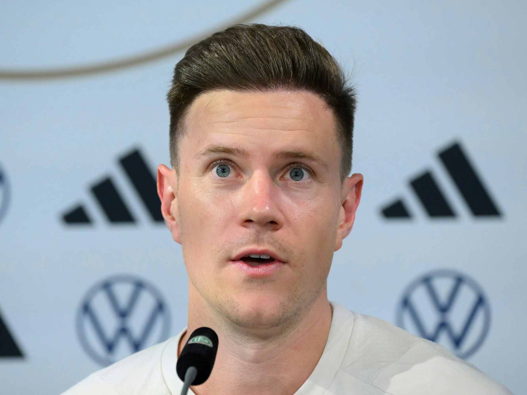 Marc-André ter Stegen spricht bei der Pressekonferenz.