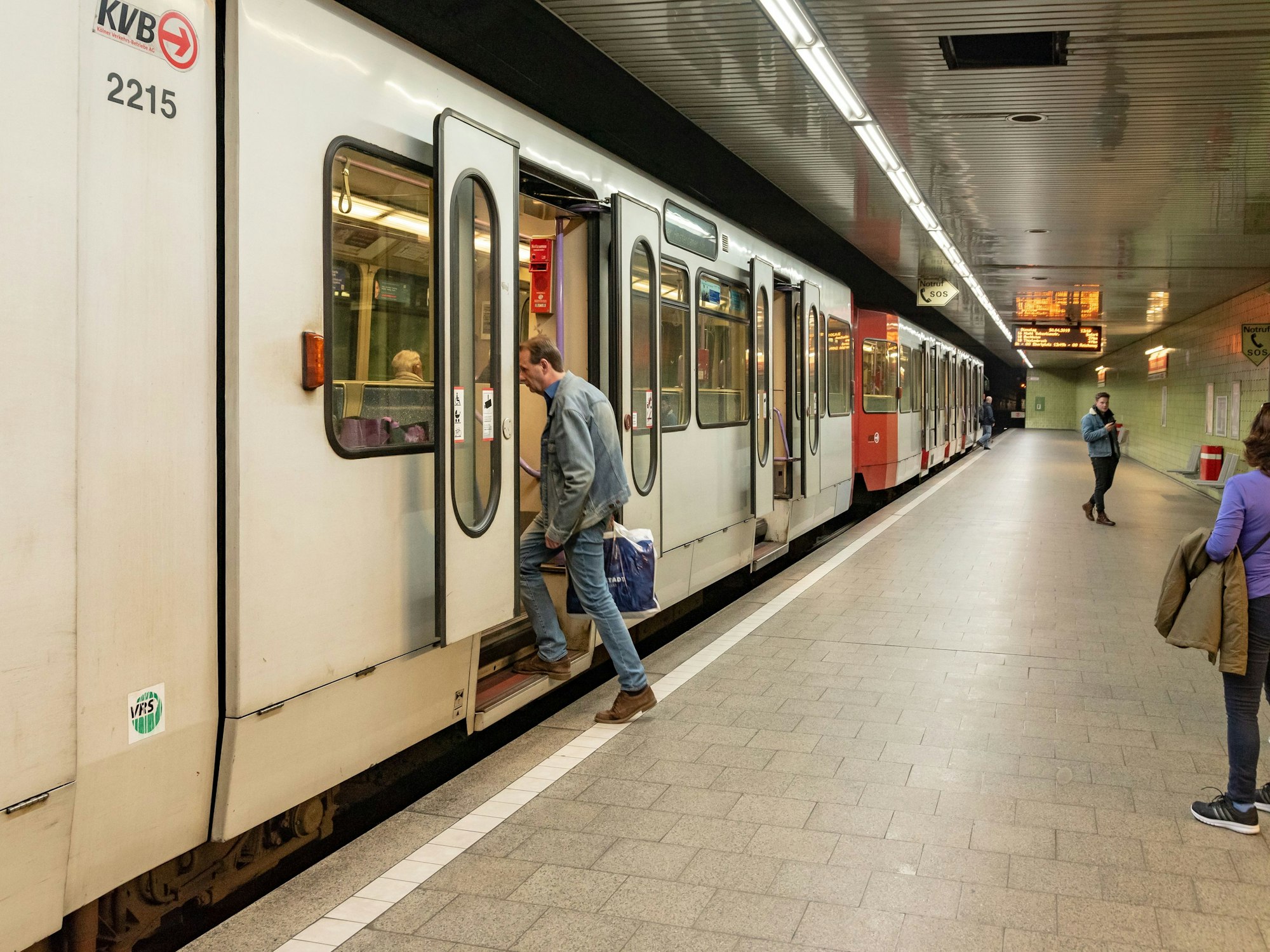 Menschen steigen an der Haltestelle Reichenspergerplatz in Köln in eine KVB-Bahn.