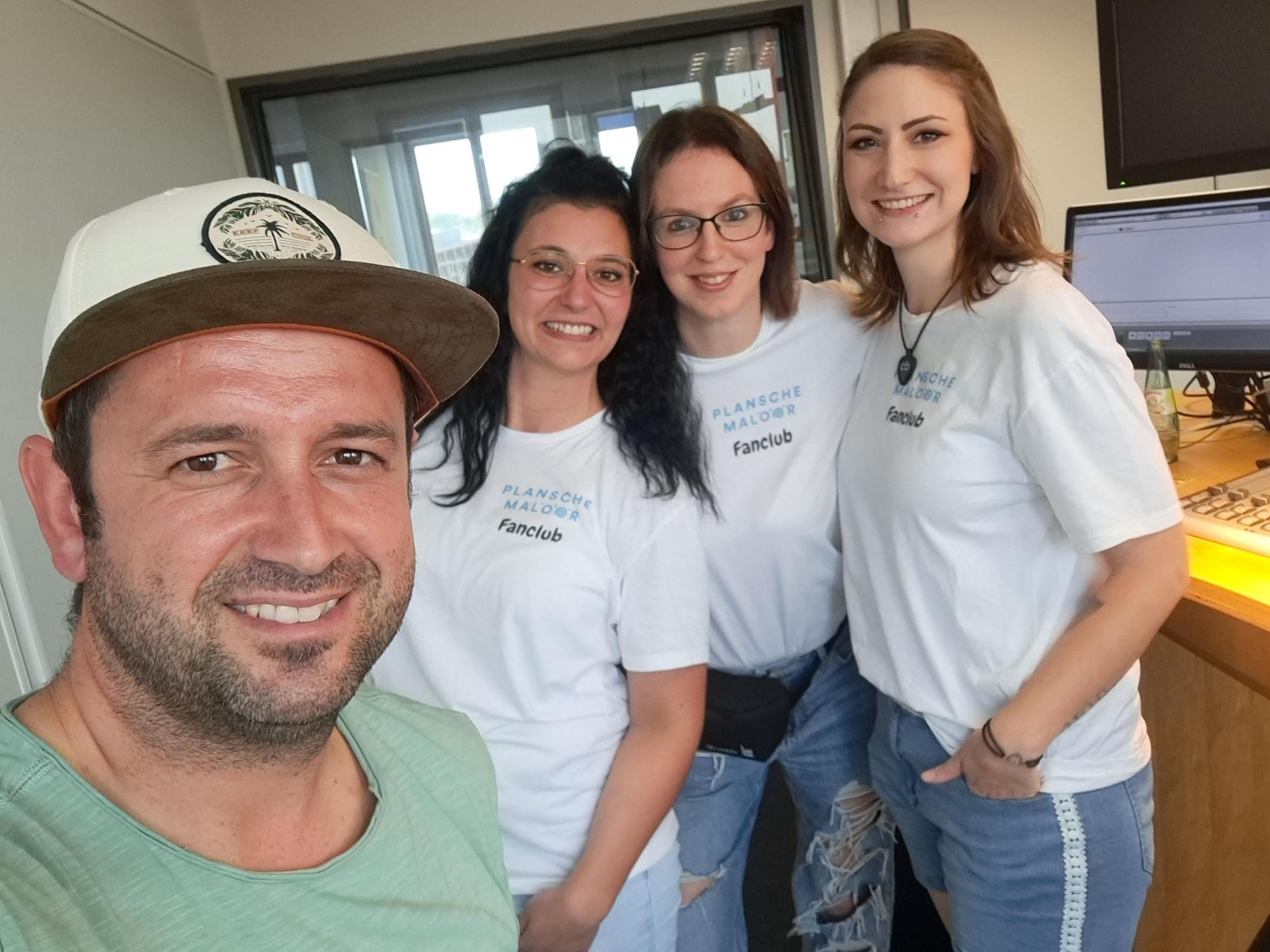 Drei Frauen schauen in die Kamera, am linken Rand grinst ein Mann und posiert für das Selfie zu viert.
