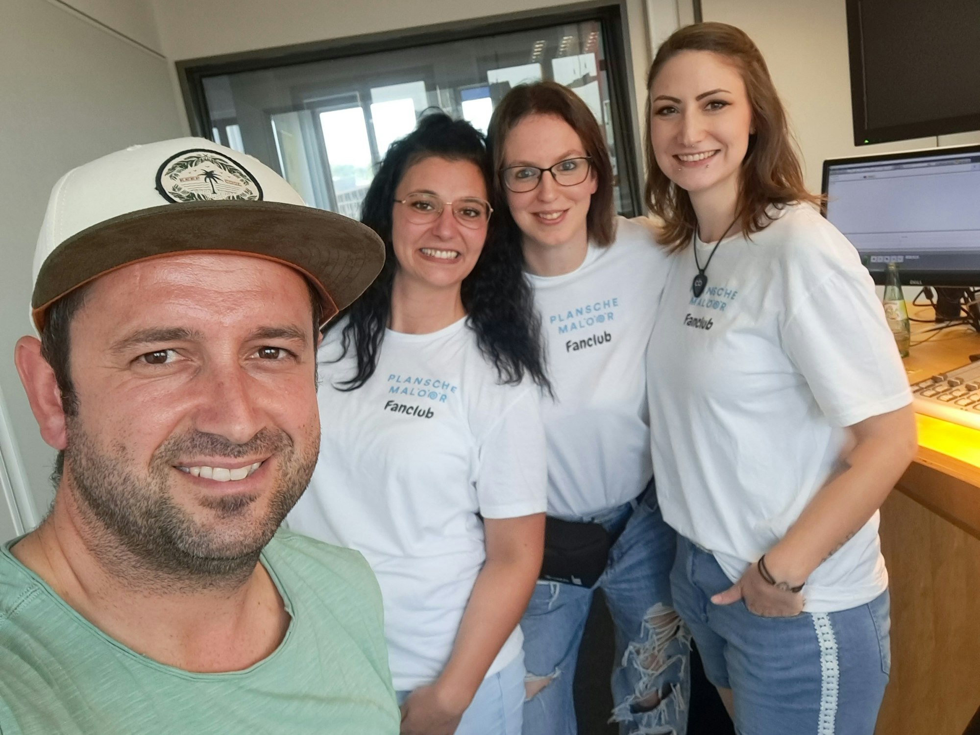 Drei Frauen schauen in die Kamera, am linken Rand grinst ein Mann und posiert für das Selfie zu viert.