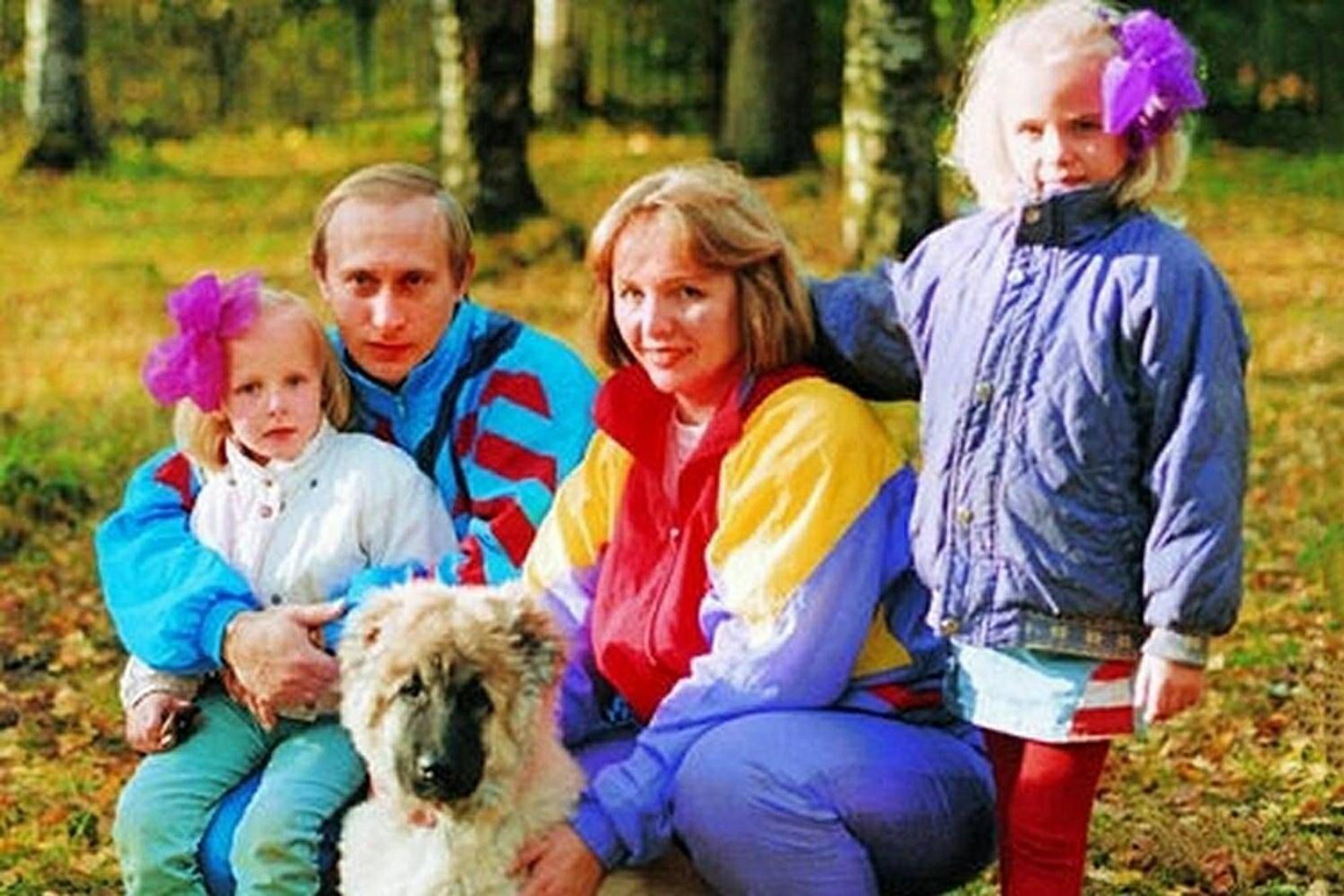 Putin zusammen mit Ehefrau Ljudmila, nebst Hund und seinen Töchtern Maria (rechts) und Katarina. Das Bild wurde 1990 oder 1991 in St. Petersburg aufgenommen.