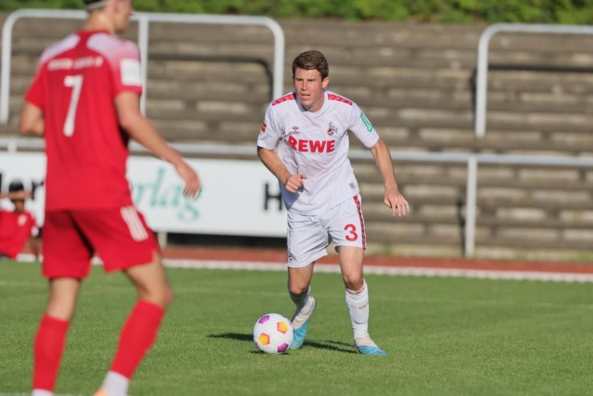 Dominique Heintz im Testspiel des 1. FC Köln in Bergisch Gladbach am Ball.