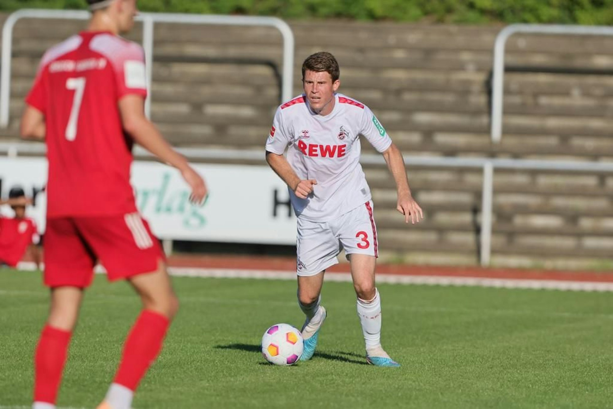 Dominique Heintz im Testspiel des 1. FC Köln in Bergisch Gladbach am Ball.