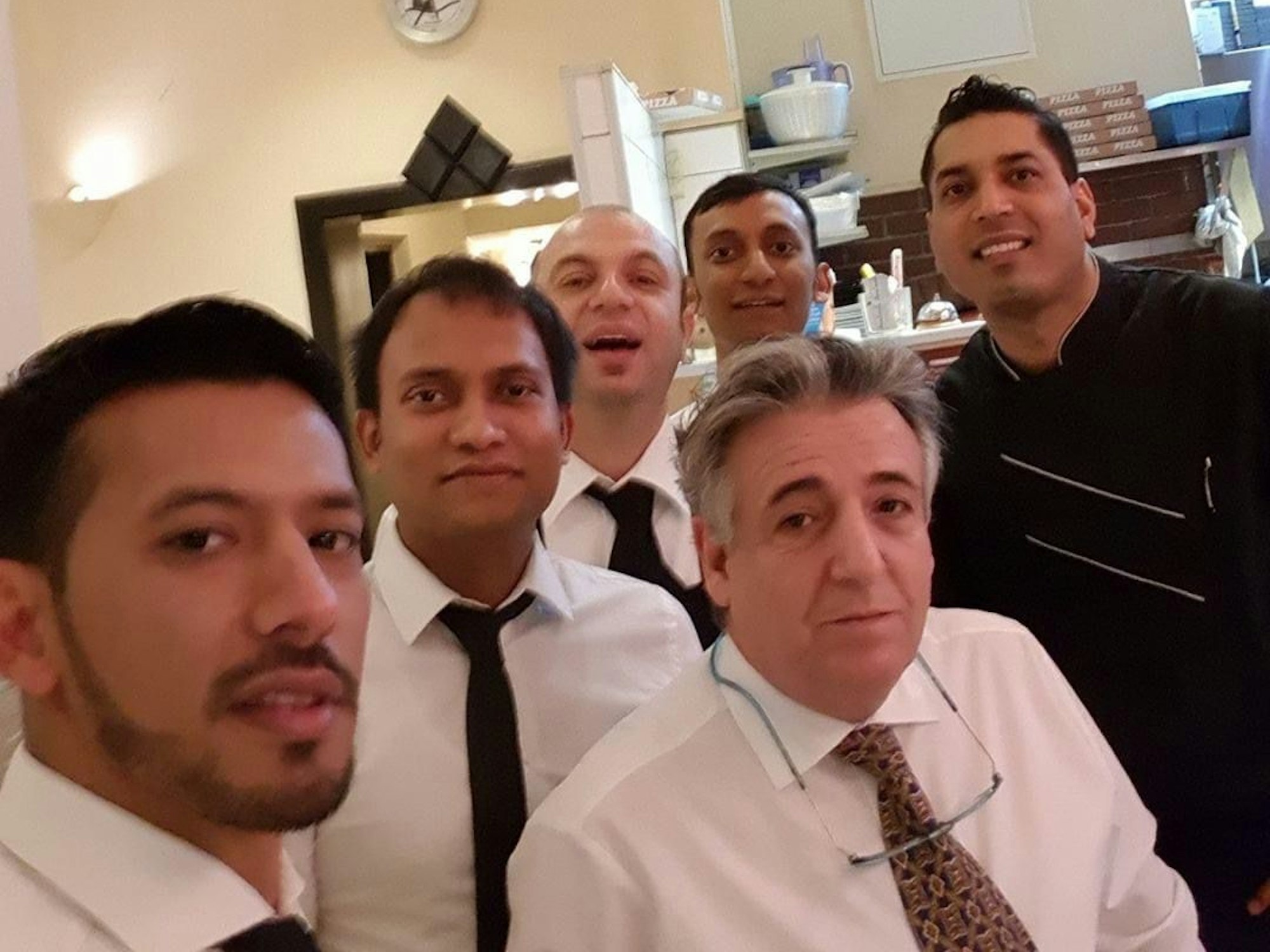 Der Wirt des italienischen Restaurants La Piazzetta ist tot – Gianni (vorne rechts) führte das italienische Restaurant in der Schaafenstraße seit 2011.