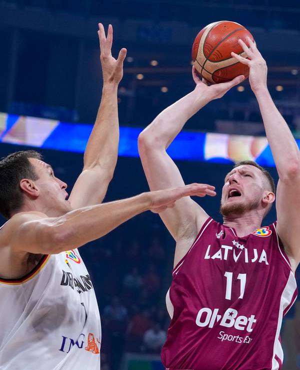 Basketball-WM: Rolands Smits wirft gegen Deutschlands Johannes Voigtmann.