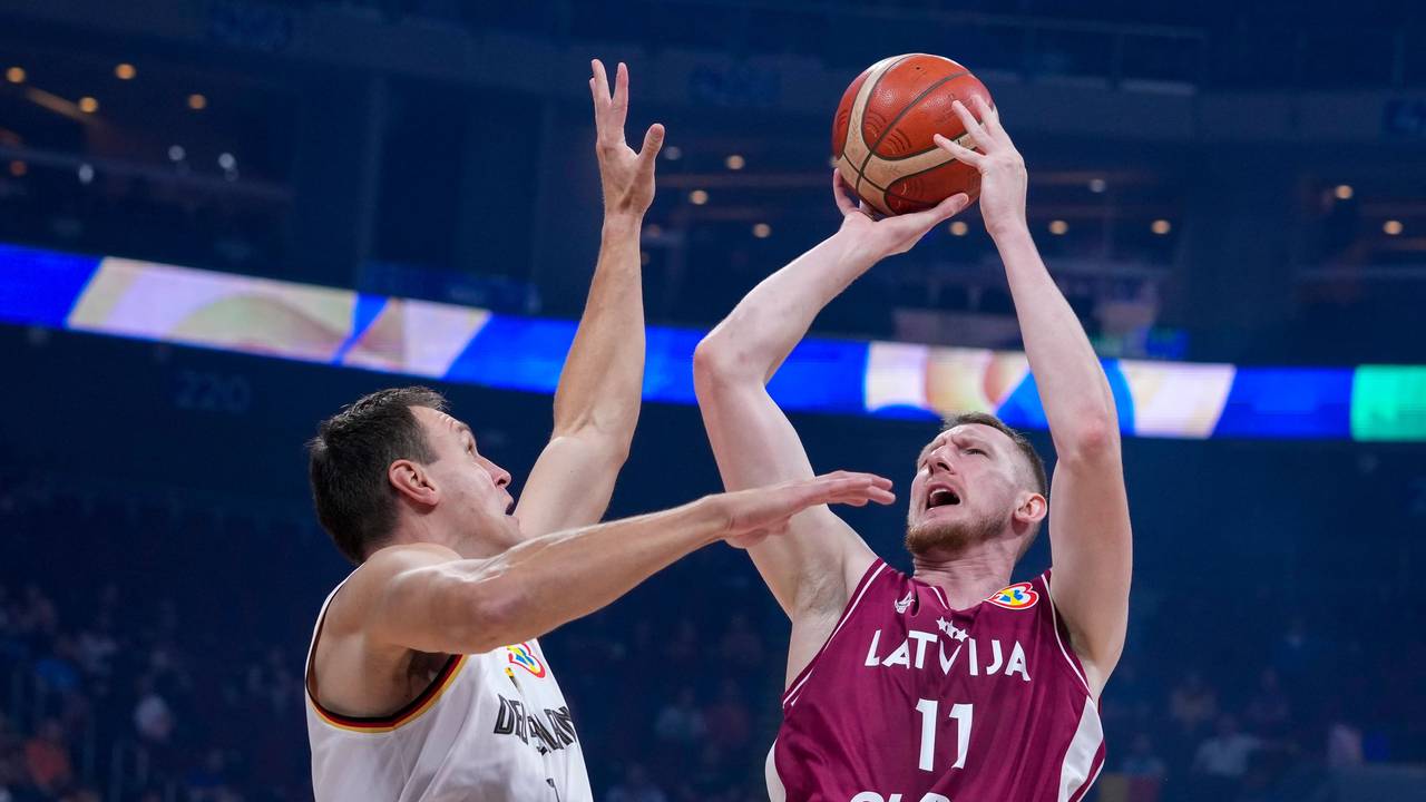Basketball-WM: Rolands Smits wirft gegen Deutschlands Johannes Voigtmann.