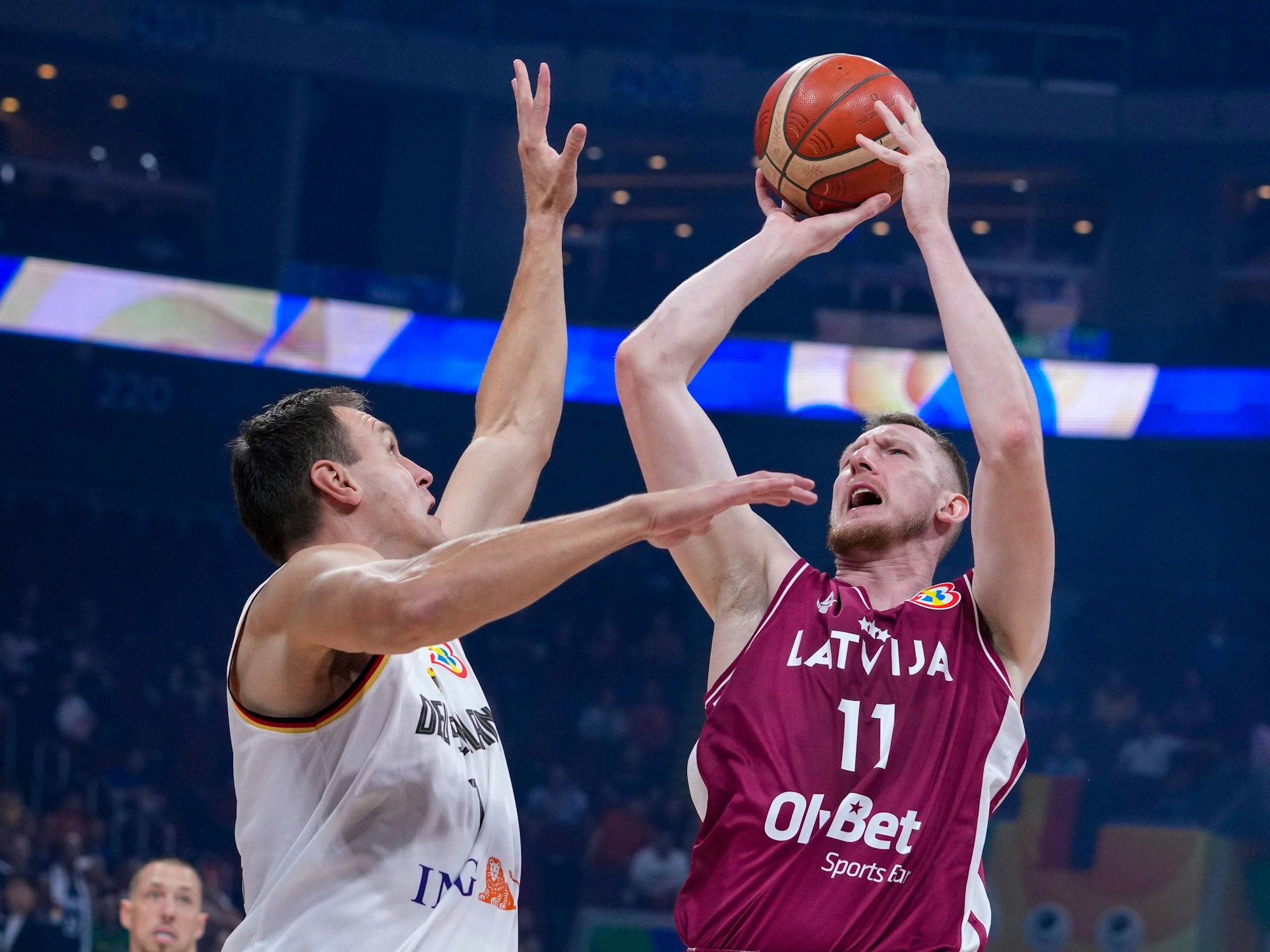 Basketball-WM: Rolands Smits wirft gegen Deutschlands Johannes Voigtmann.