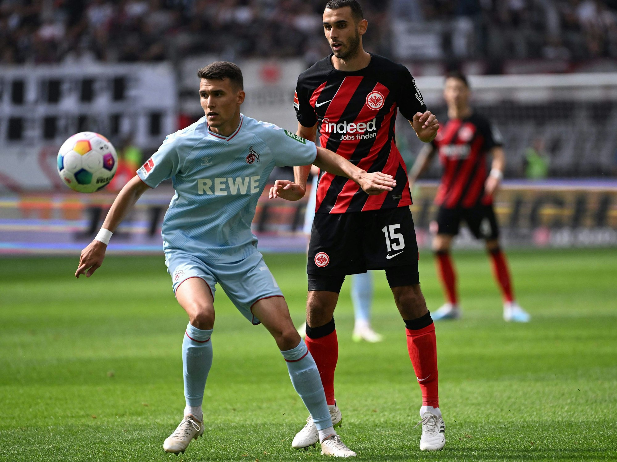 Dejan Ljubicic (l.) vom 1. FC Köln beim Bundesligaspiel gegen Eintracht Frankfurts Ellyes Skhiri