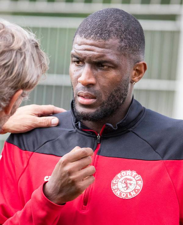Markus von Ahlen spricht mit Anthony Modeste.