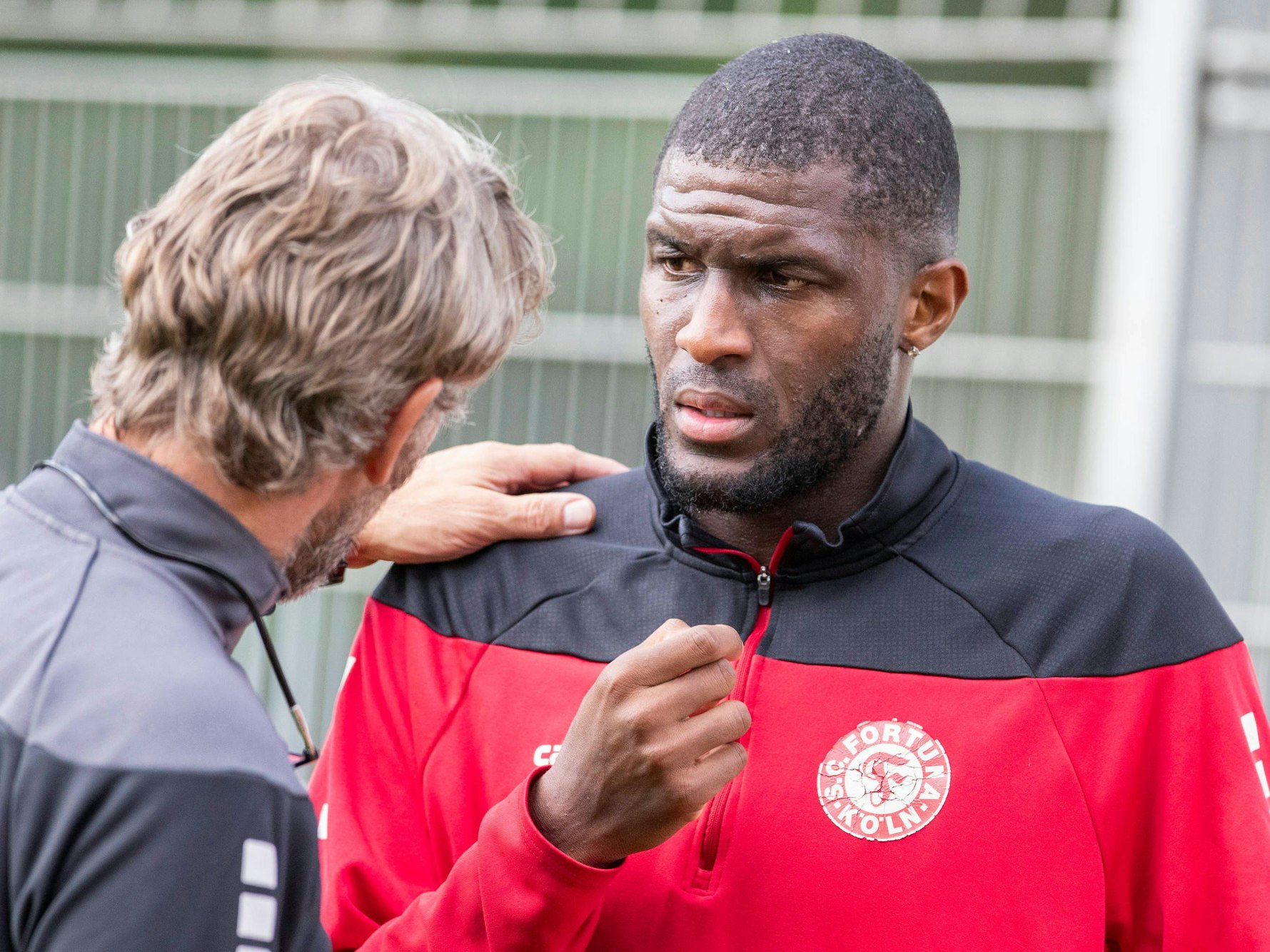 Markus von Ahlen spricht mit Anthony Modeste.