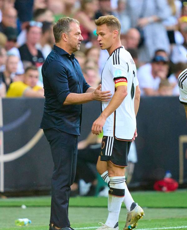 Hansi Flick spricht mit Joshua Kimmich.