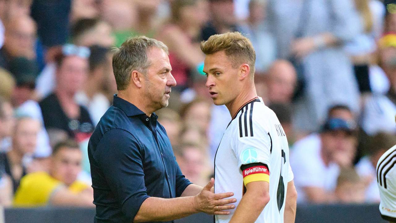 Hansi Flick spricht mit Joshua Kimmich.