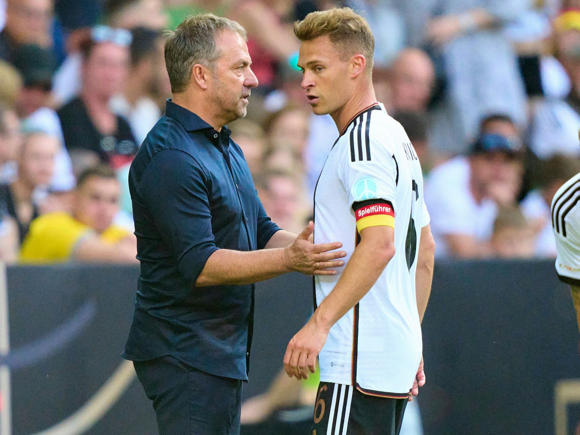 Hansi Flick spricht mit Joshua Kimmich.