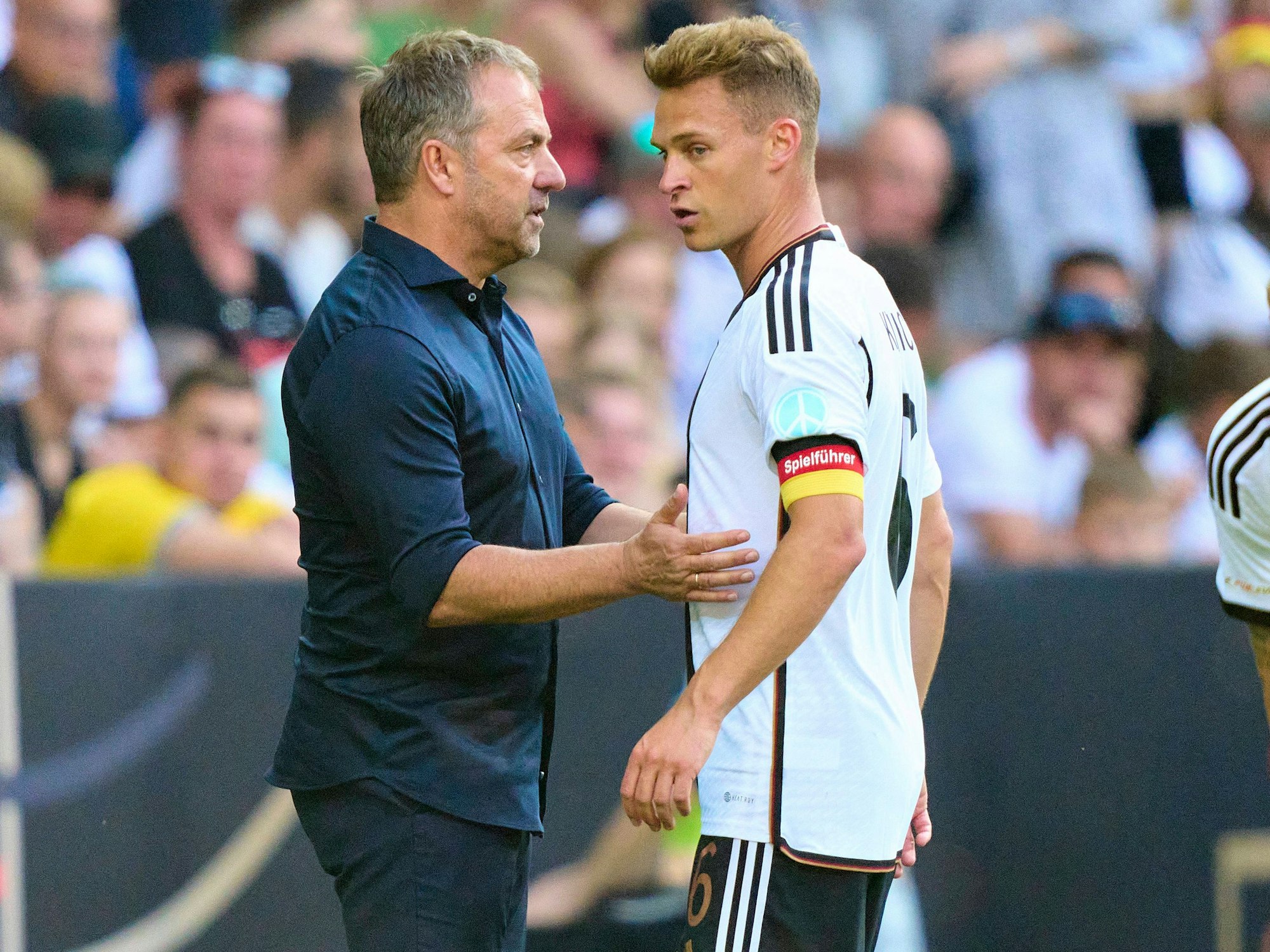 Hansi Flick spricht mit Joshua Kimmich.