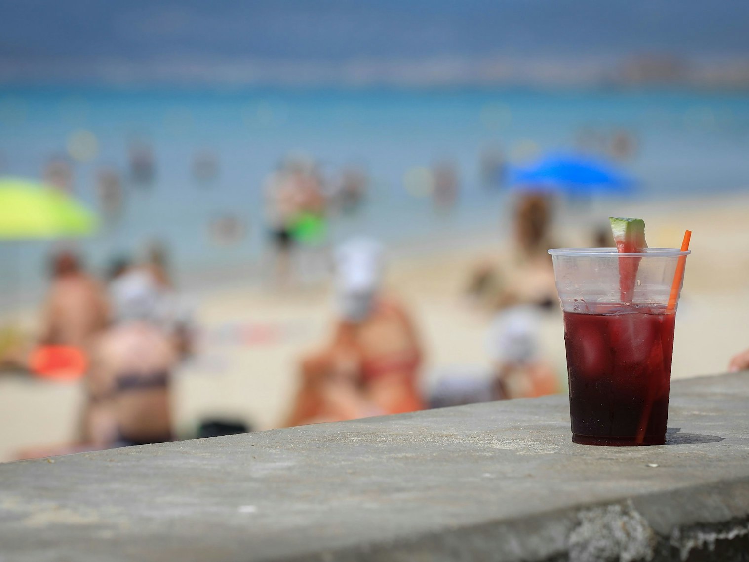 Ein Glas „Sangria“ steht am Strand Arenal an einem warmen Sommertag, hier im Juli 2023 in Palma.