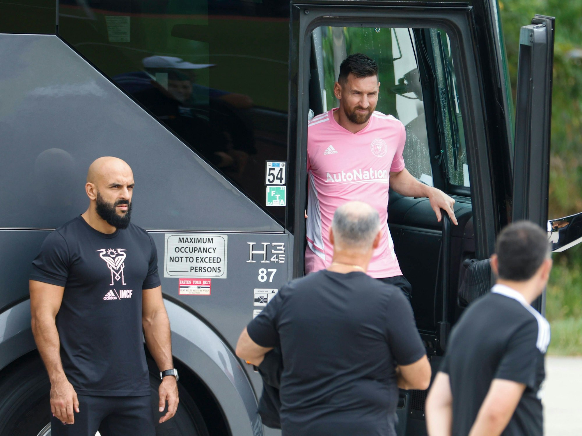 Lionel Messi steigt aus dem Mannschaftsbus aus, Yassine Chueko kontrolliert die Umgebung.