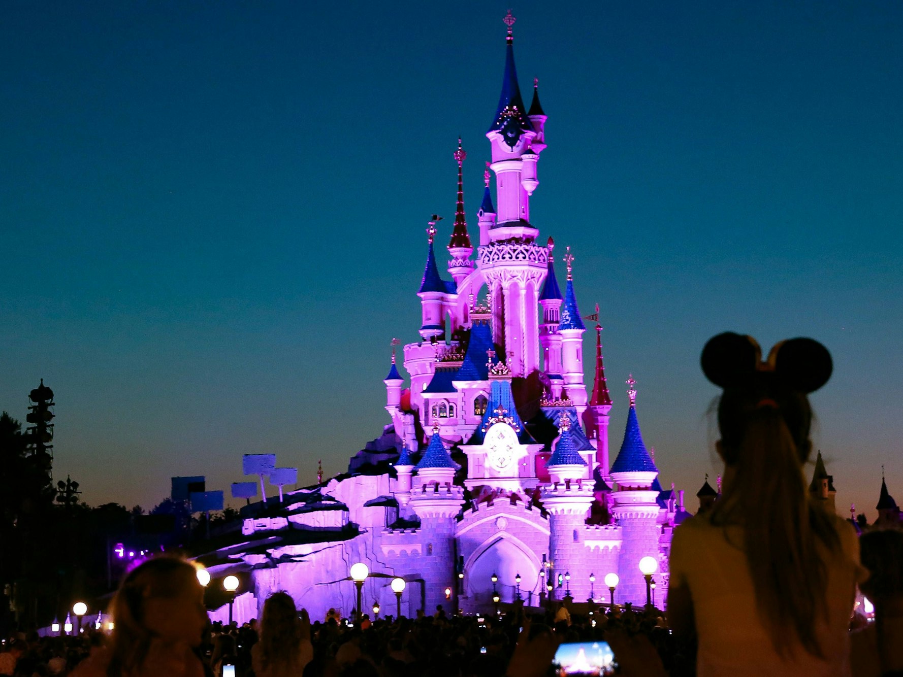 Eine Besucherin schaut sich eine Show anlässlich des 30-jährigen Jubiläums des „Disneyland Paris“.