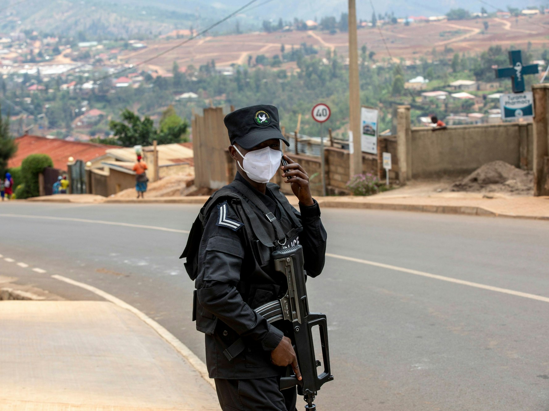 Ein Beamter der Polizei steht in Kigali (Ruanda) auf der Straße.