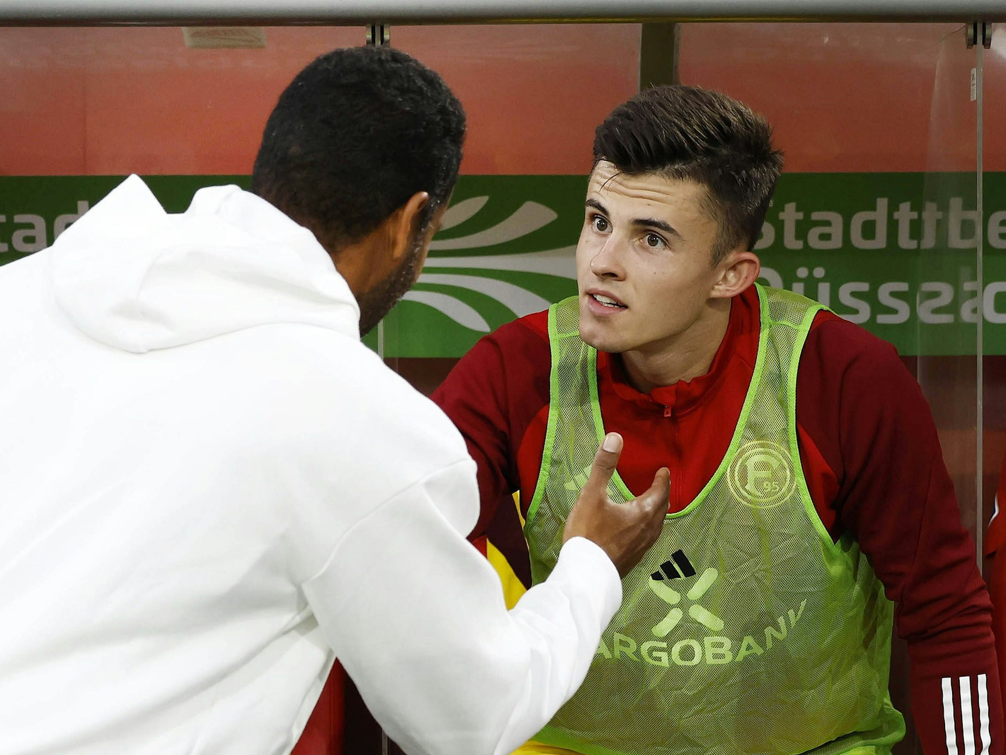 Karol Niemczycki und Fortuna Düsseldorfs Cheftrainer Daniel Thioune klatschen beim Spiel gegen Hertha BSC ab.
