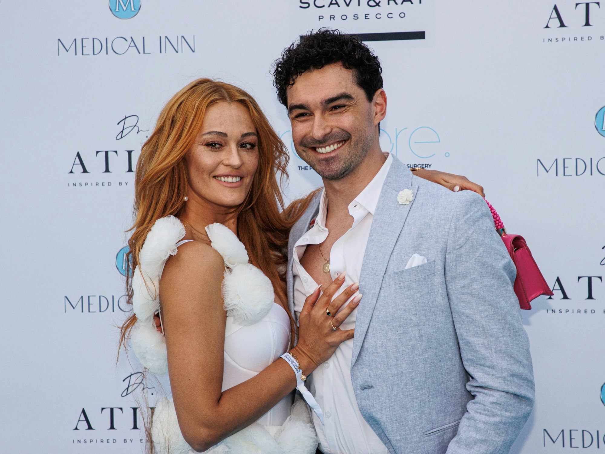 „Let's Dance“-Profitänzer Andrzej Cibis und seine Frau Victoria Kleinfelder-Cibis umarmen sich.