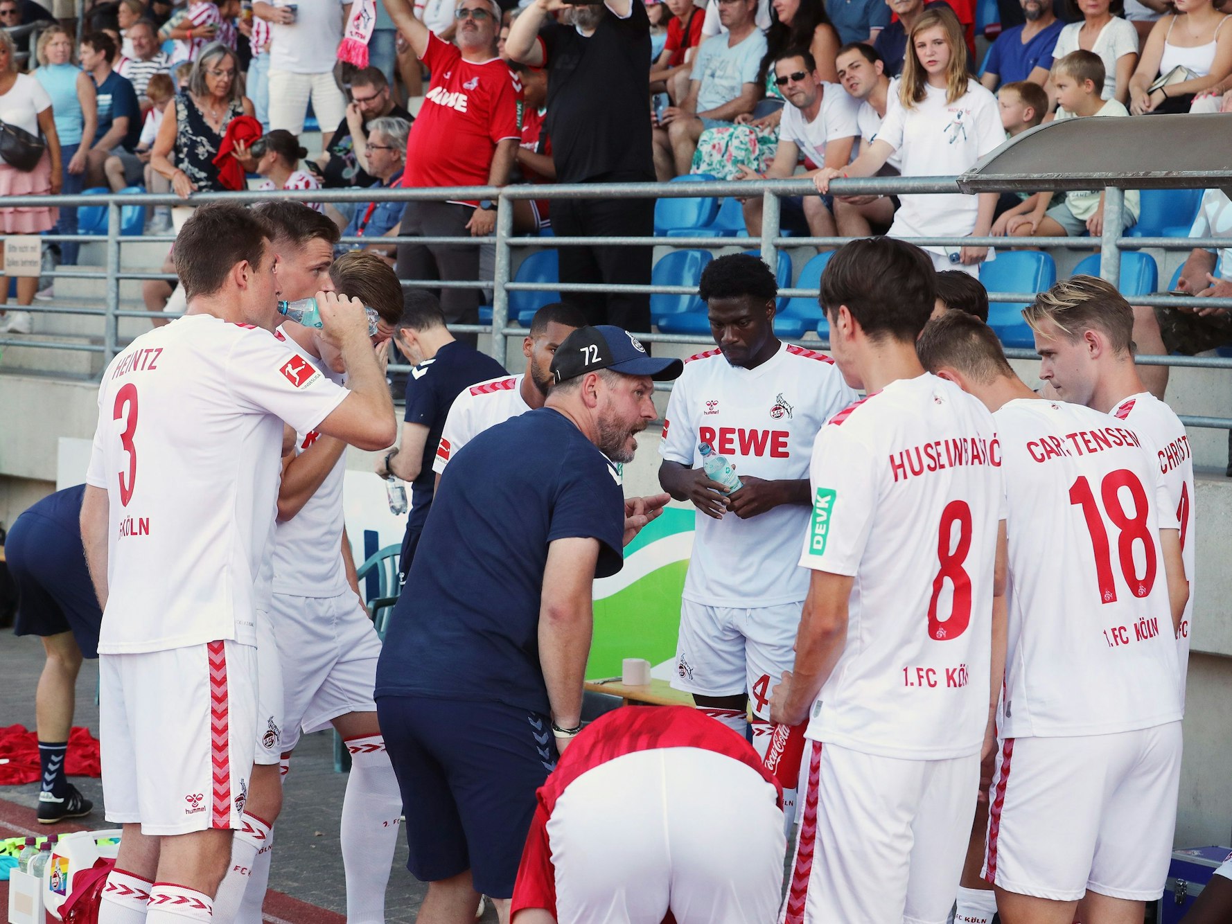 Steffen Baumgart motiviert seine Spieler vor Anpfiff.